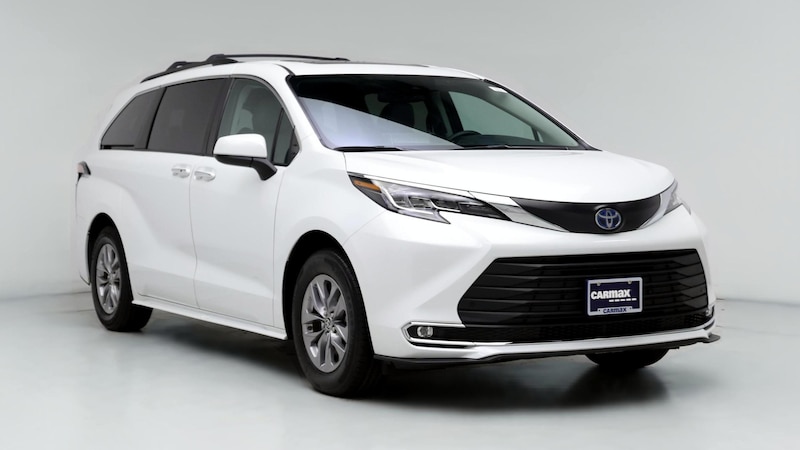 2022 Toyota Sienna XLE Hero Image