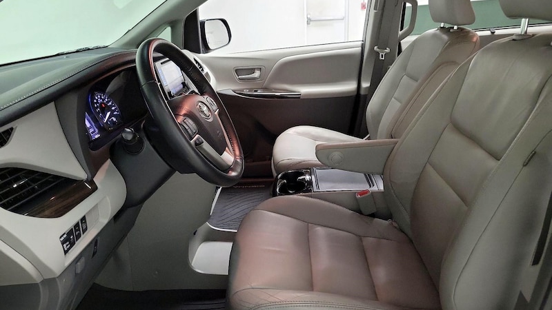 2017 Toyota Sienna XLE 11