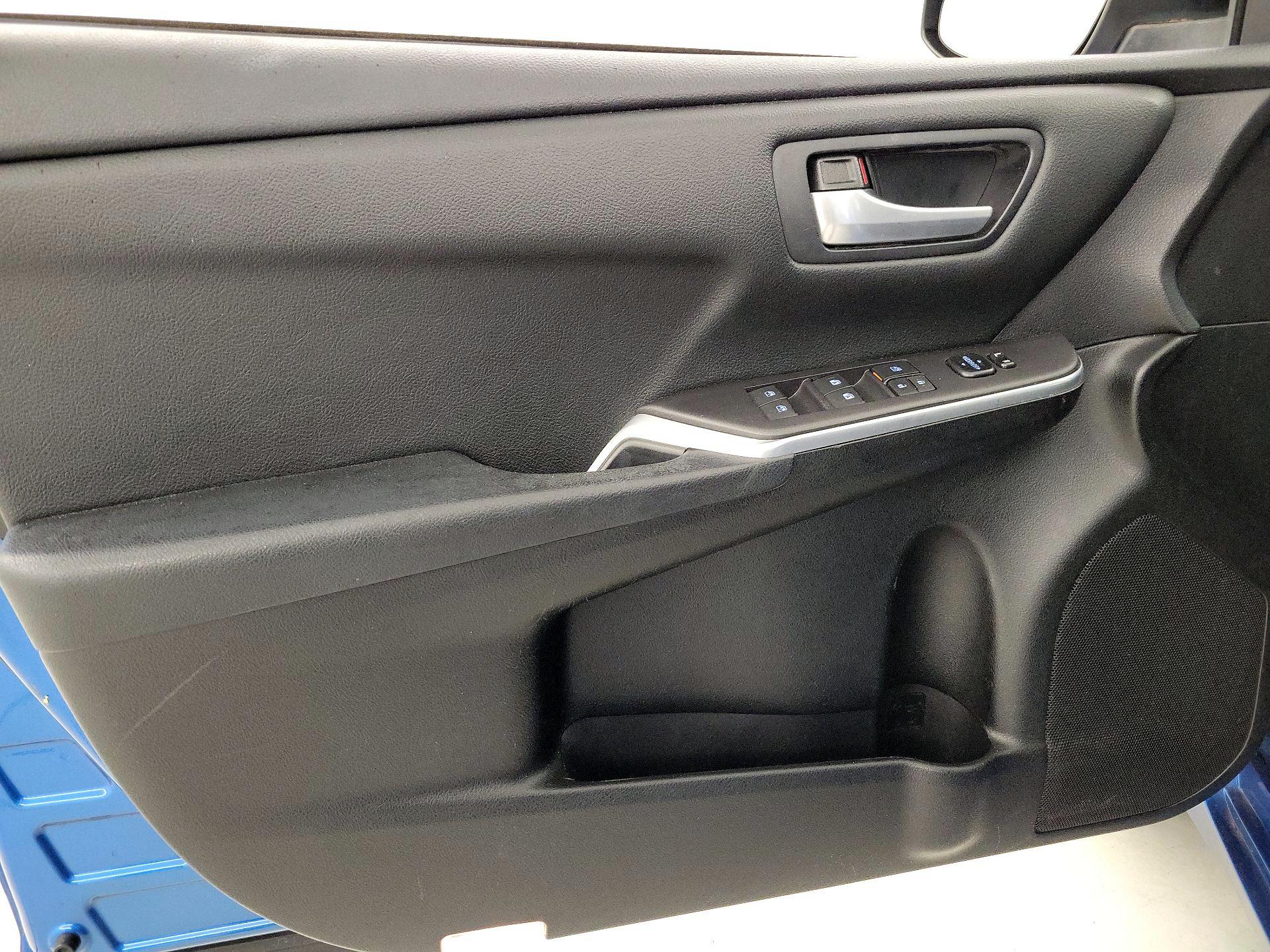 Thumbnail: 2016 Toyota Camry - 12