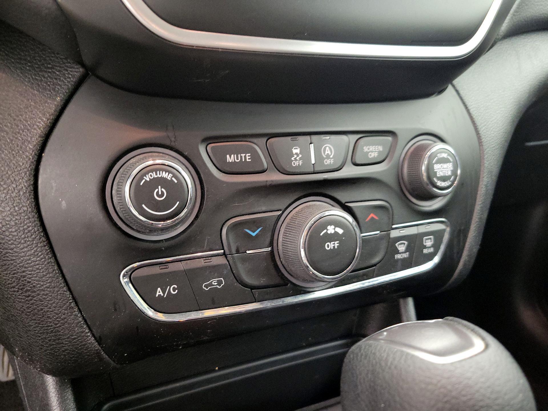 Thumbnail: 2020 Jeep Cherokee - 16