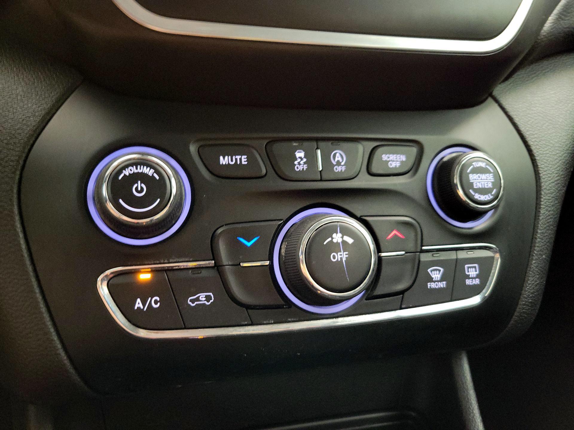 Thumbnail: 2019 Jeep Cherokee - 16