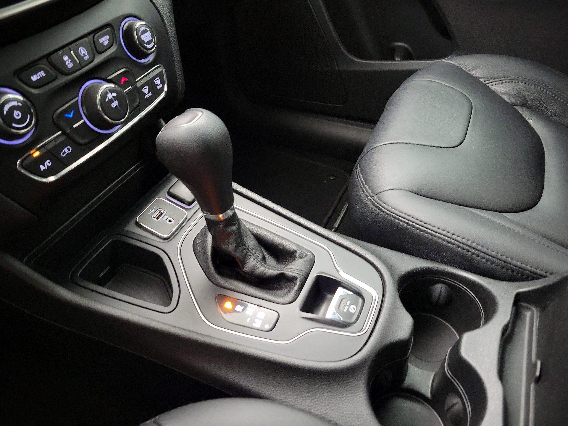 Thumbnail: 2019 Jeep Cherokee - 17