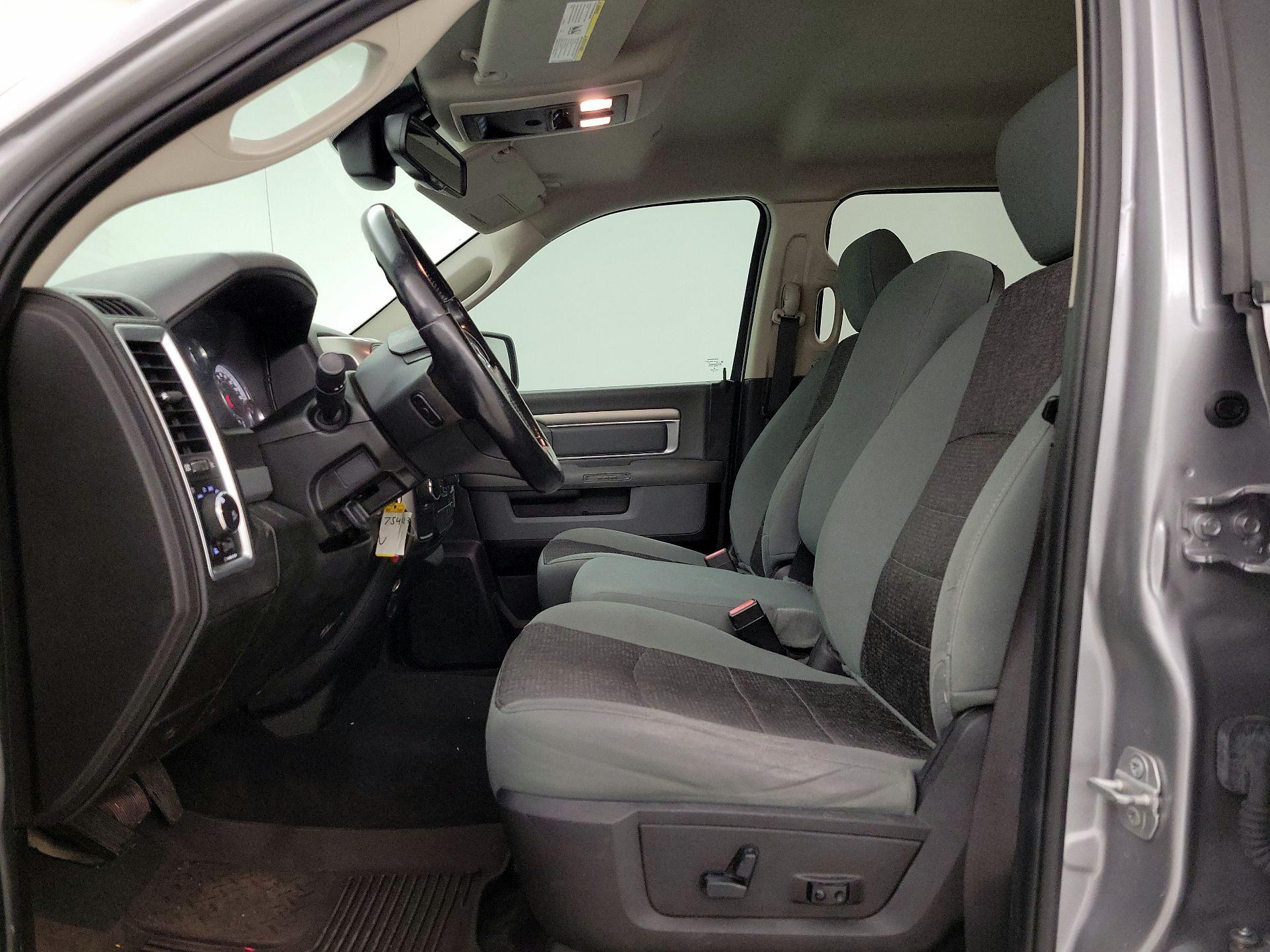 Thumbnail: 2019 RAM 1500 Classic - 11