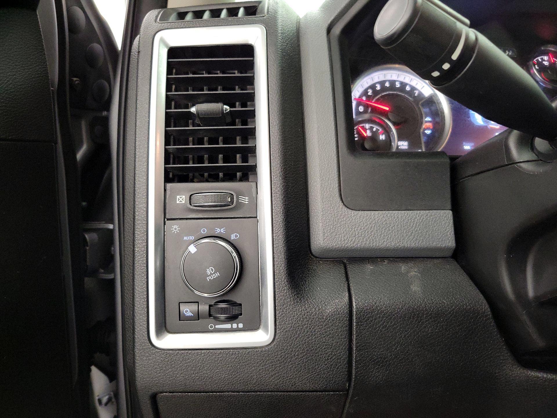 Thumbnail: 2019 RAM 1500 Classic - 13