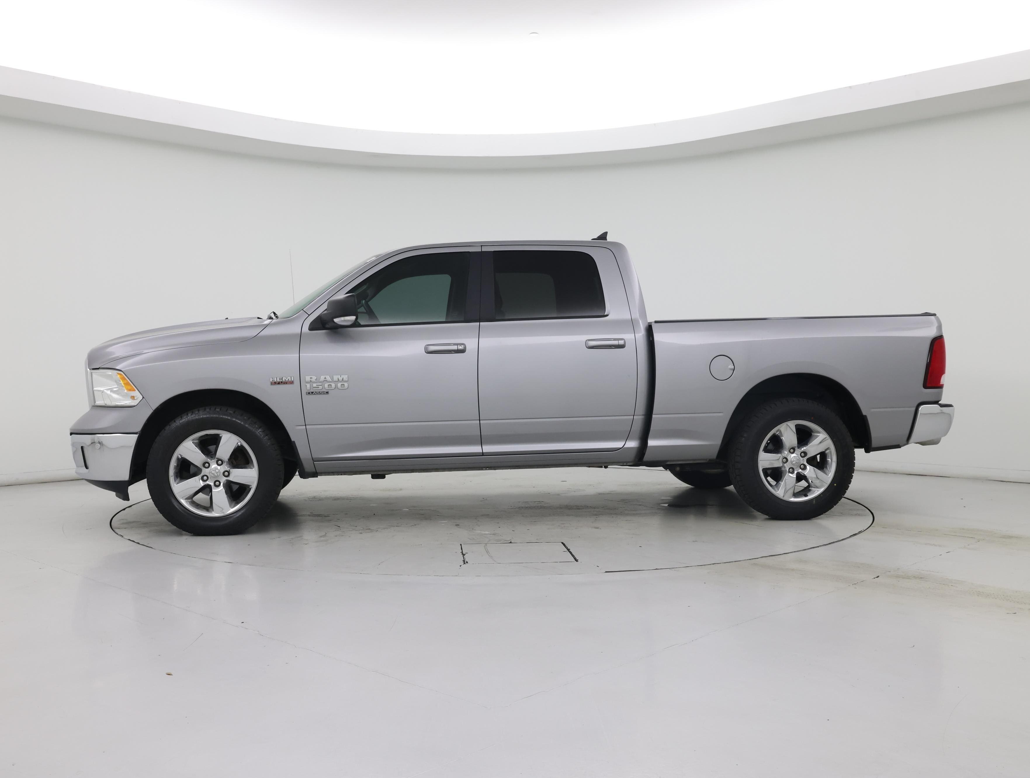 Thumbnail: 2019 RAM 1500 Classic - 3