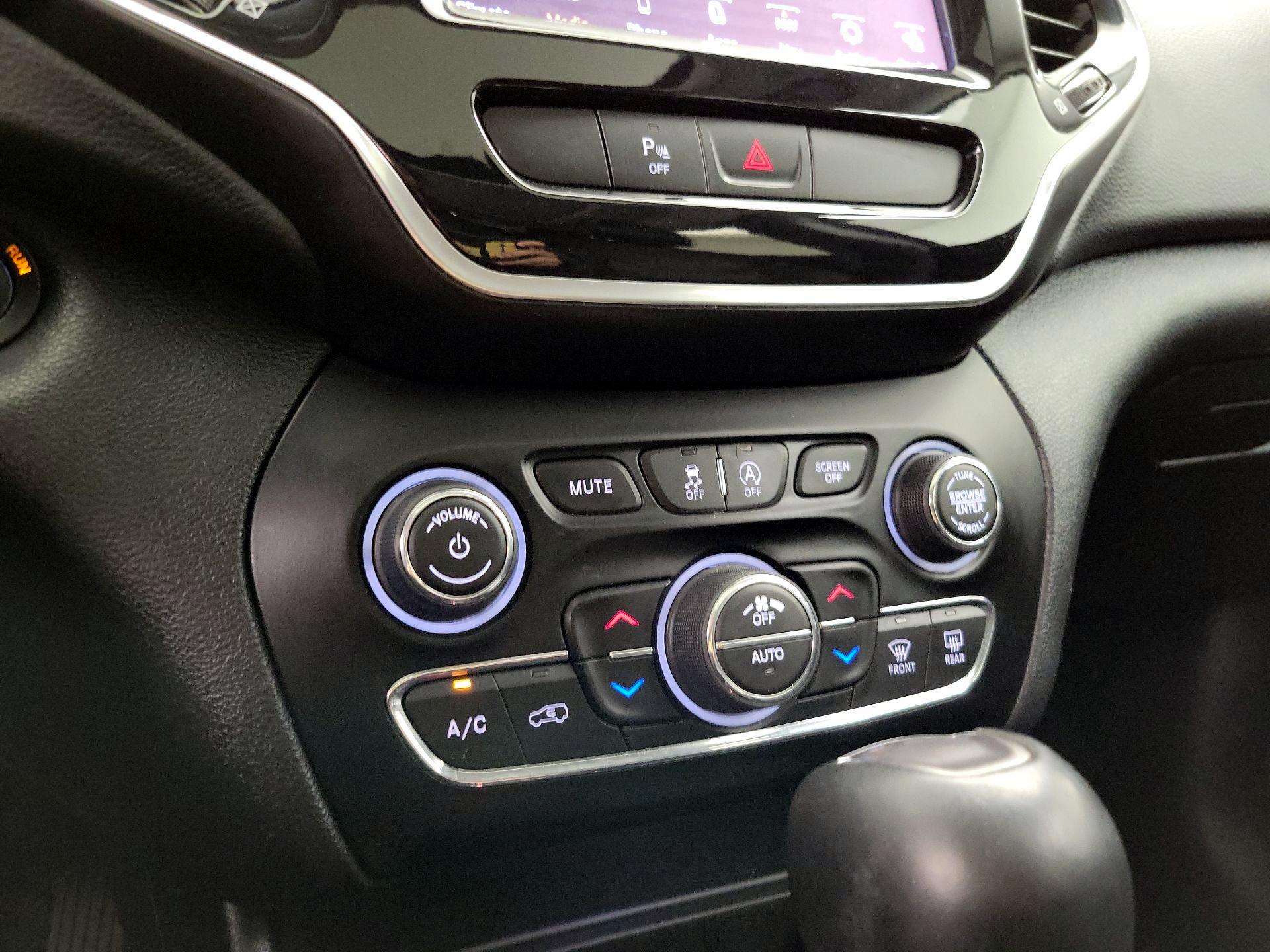 Thumbnail: 2020 Jeep Cherokee - 16