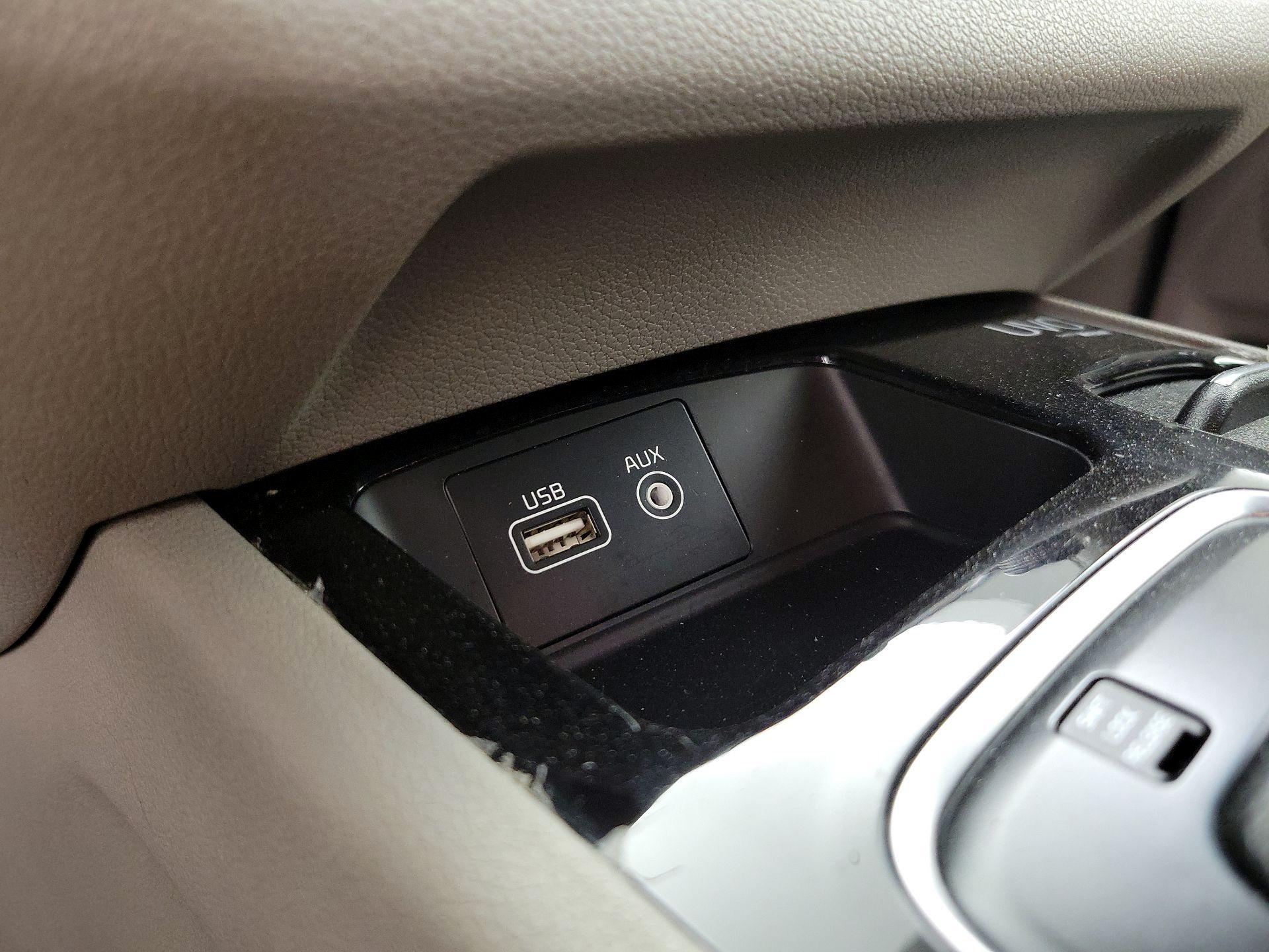 Thumbnail: 2015 Kia Sedona - 18