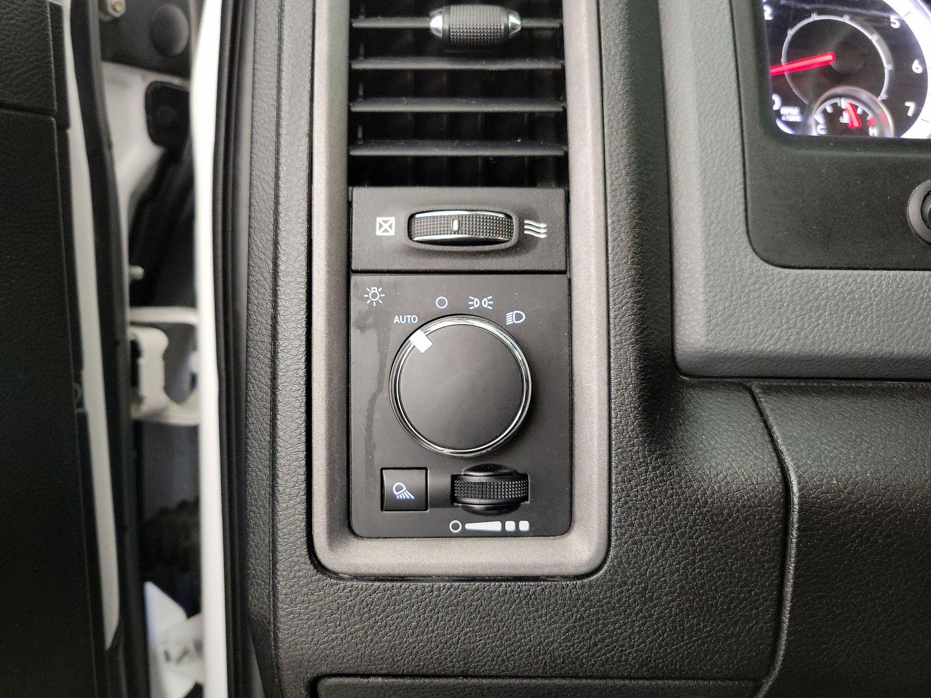 Thumbnail: 2019 RAM 1500 Classic - 13