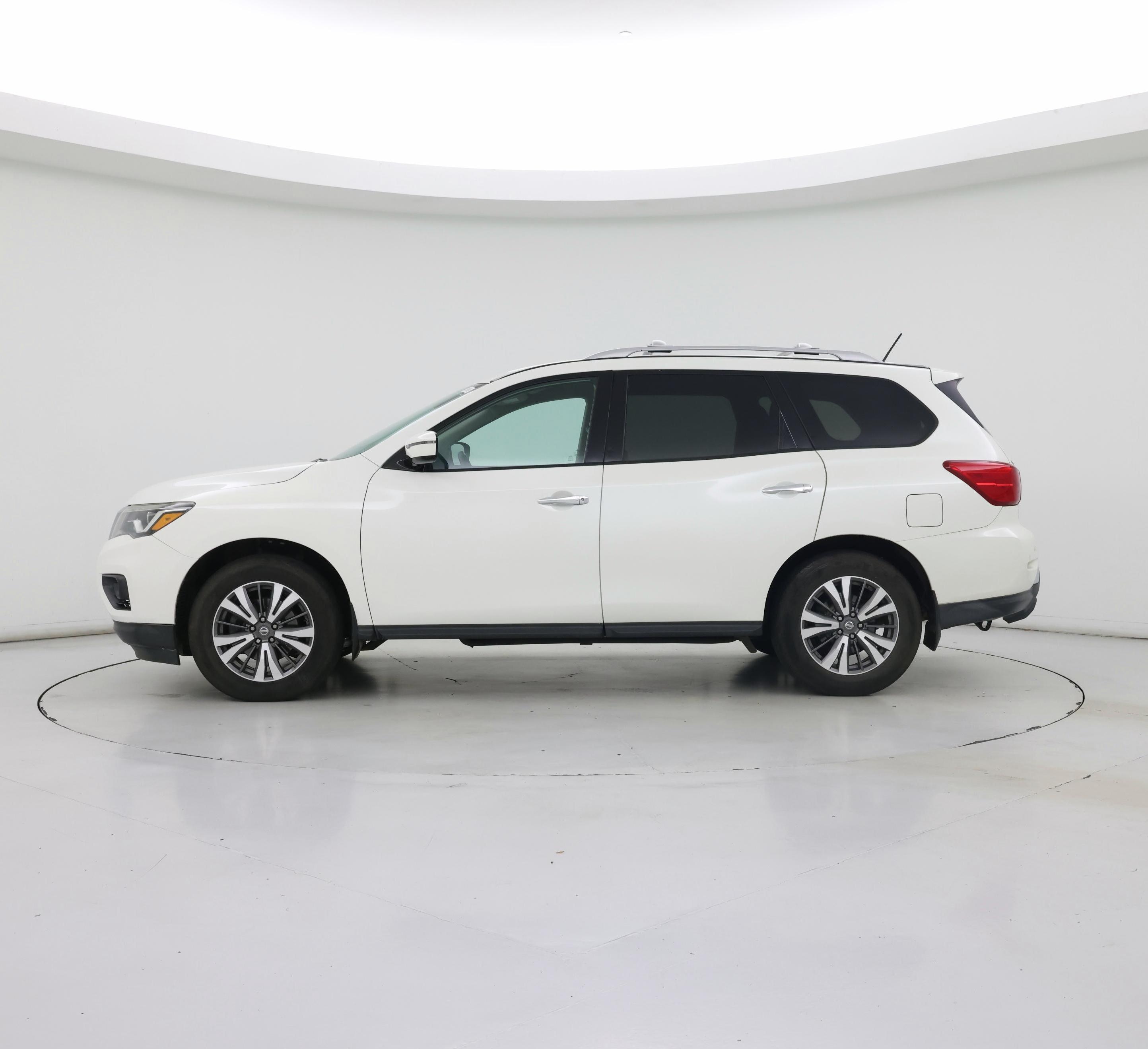 Thumbnail: 2017 Nissan Pathfinder - 3