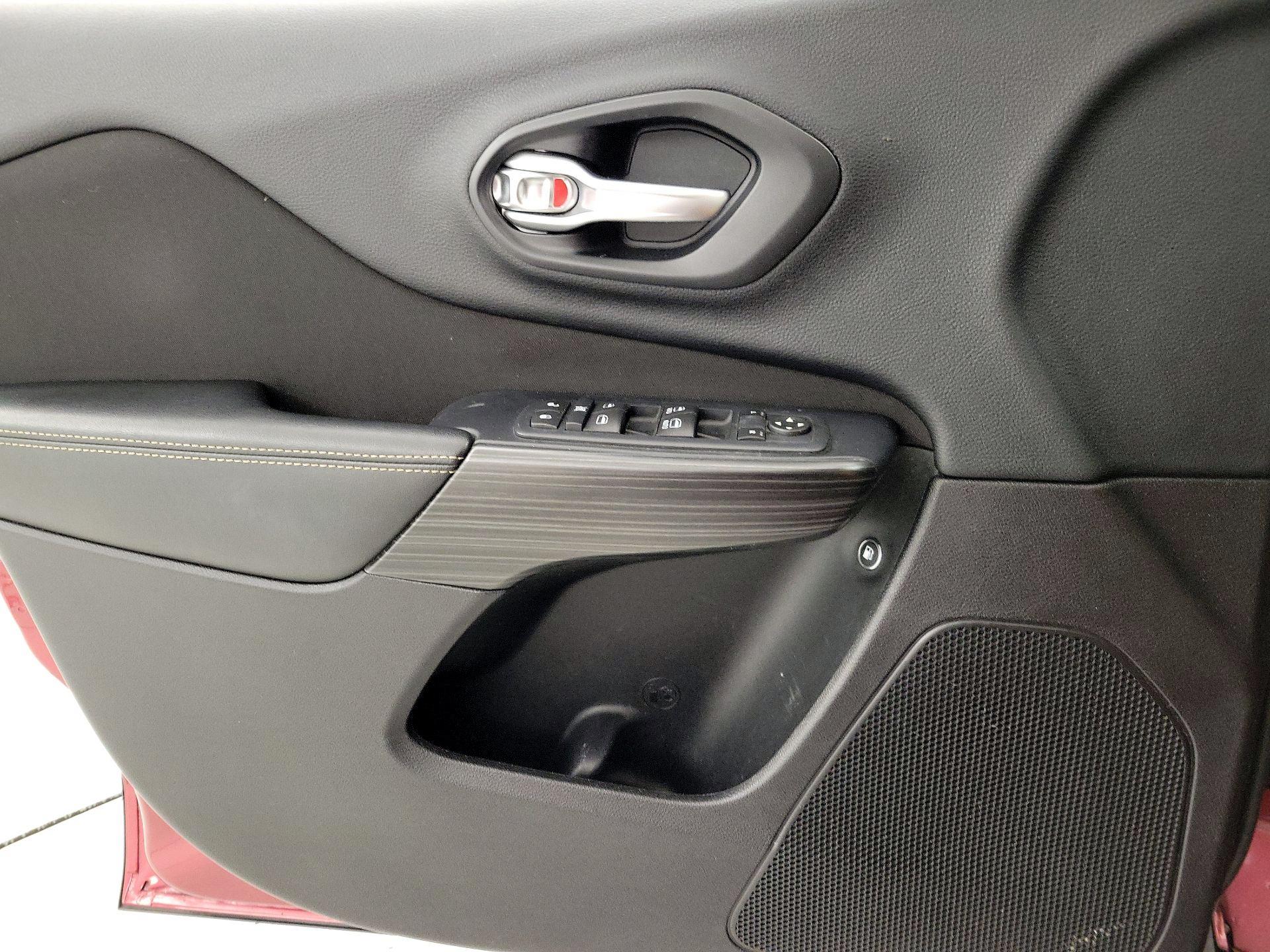 Thumbnail: 2016 Jeep Cherokee - 12