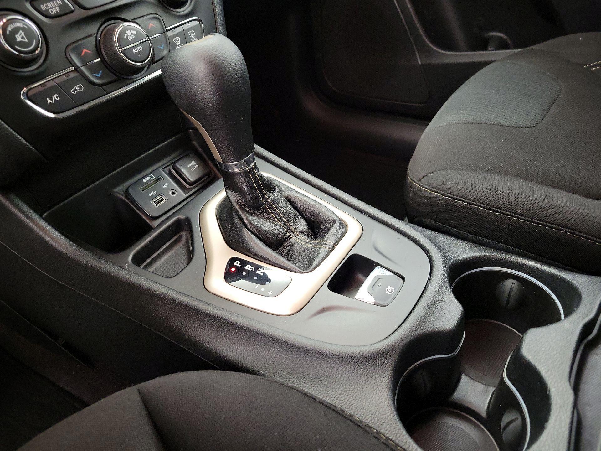 Thumbnail: 2016 Jeep Cherokee - 17