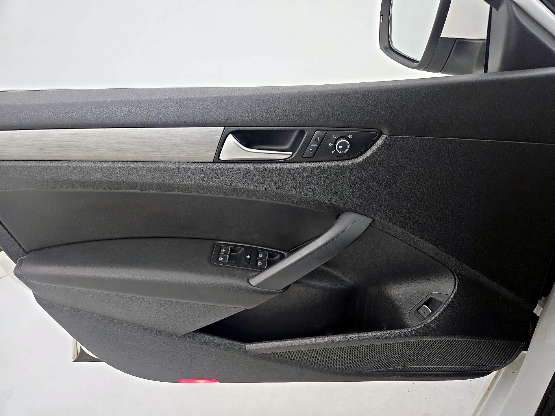 Thumbnail: 2014 Volkswagen Passat - 12