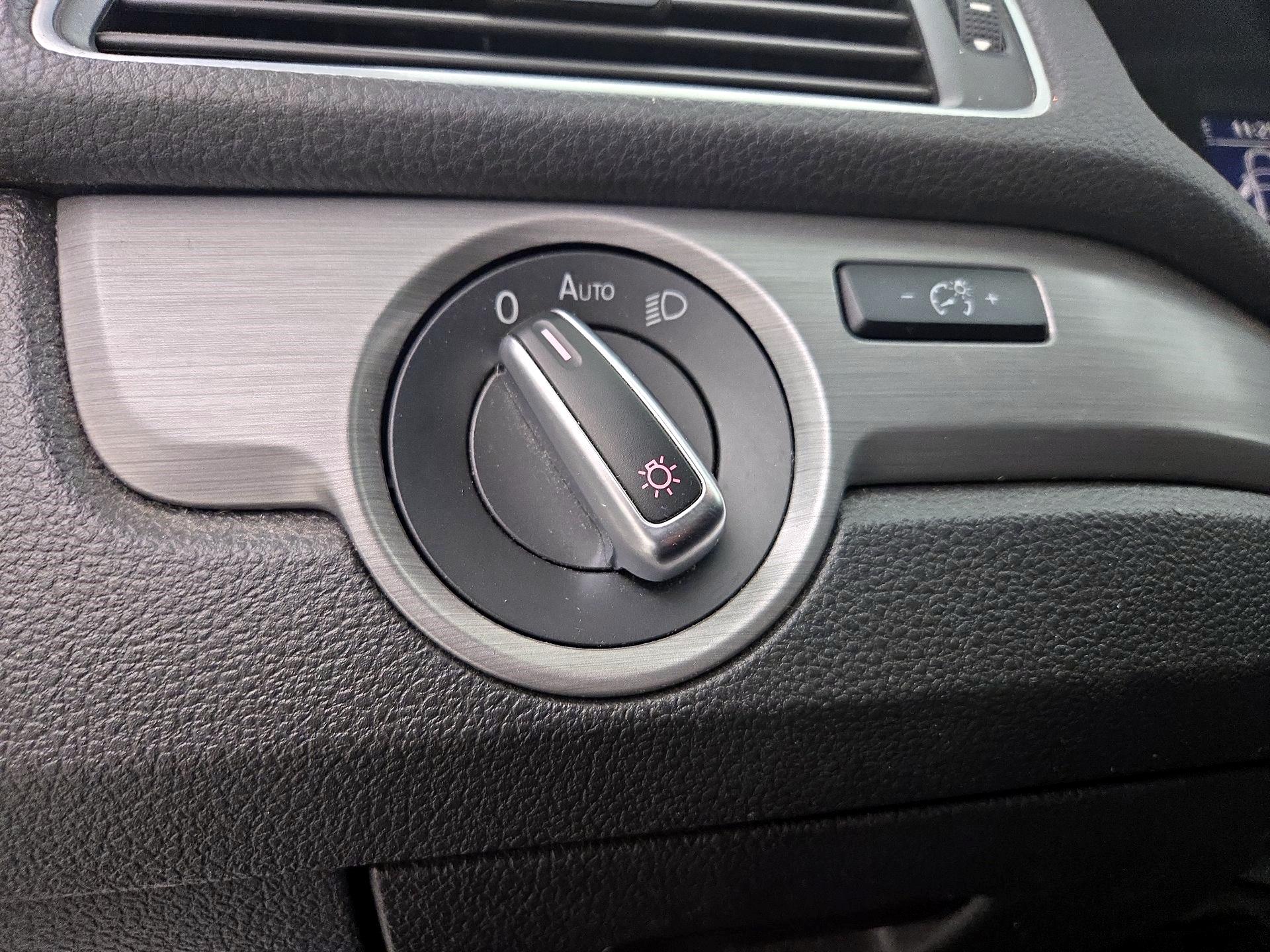 Thumbnail: 2014 Volkswagen Passat - 13