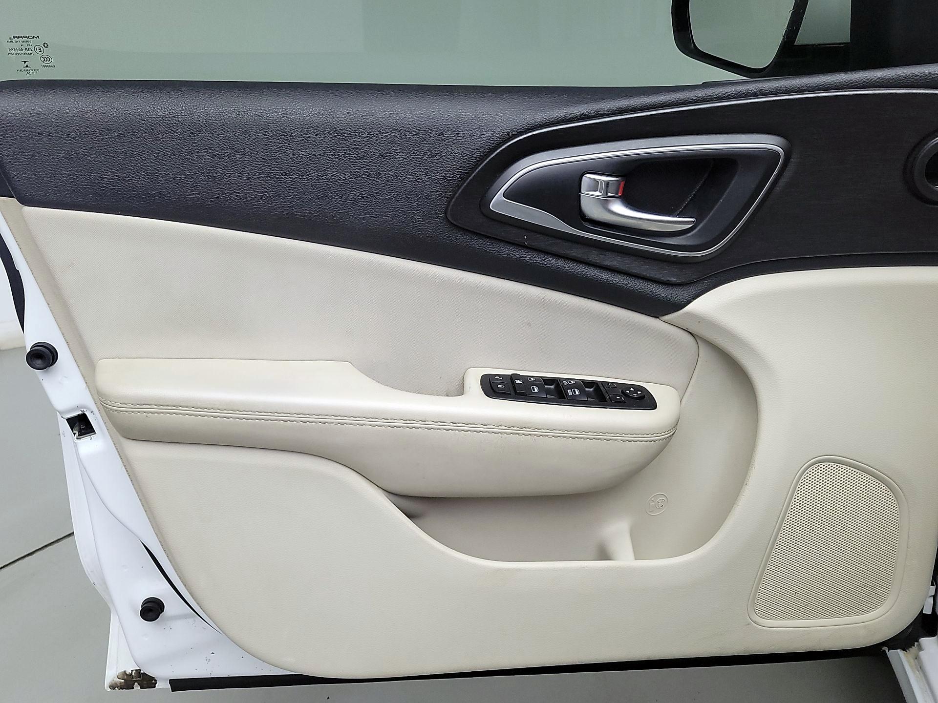 Thumbnail: 2015 Chrysler 200 - 12