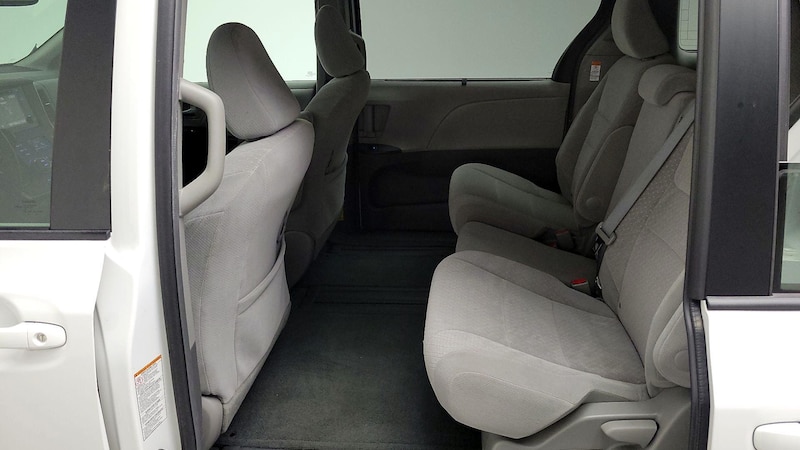 2015 Toyota Sienna LE 19