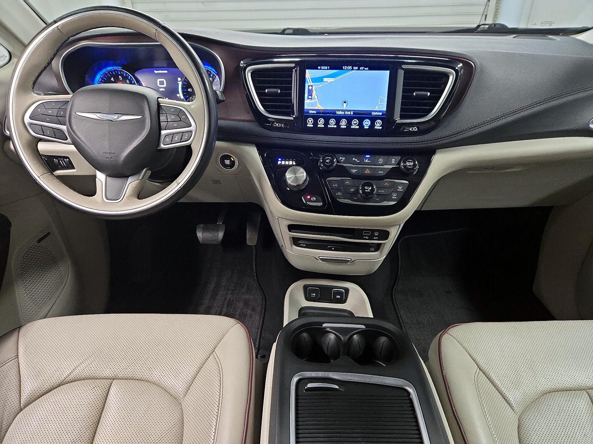 Thumbnail: 2017 Chrysler Pacifica - 9