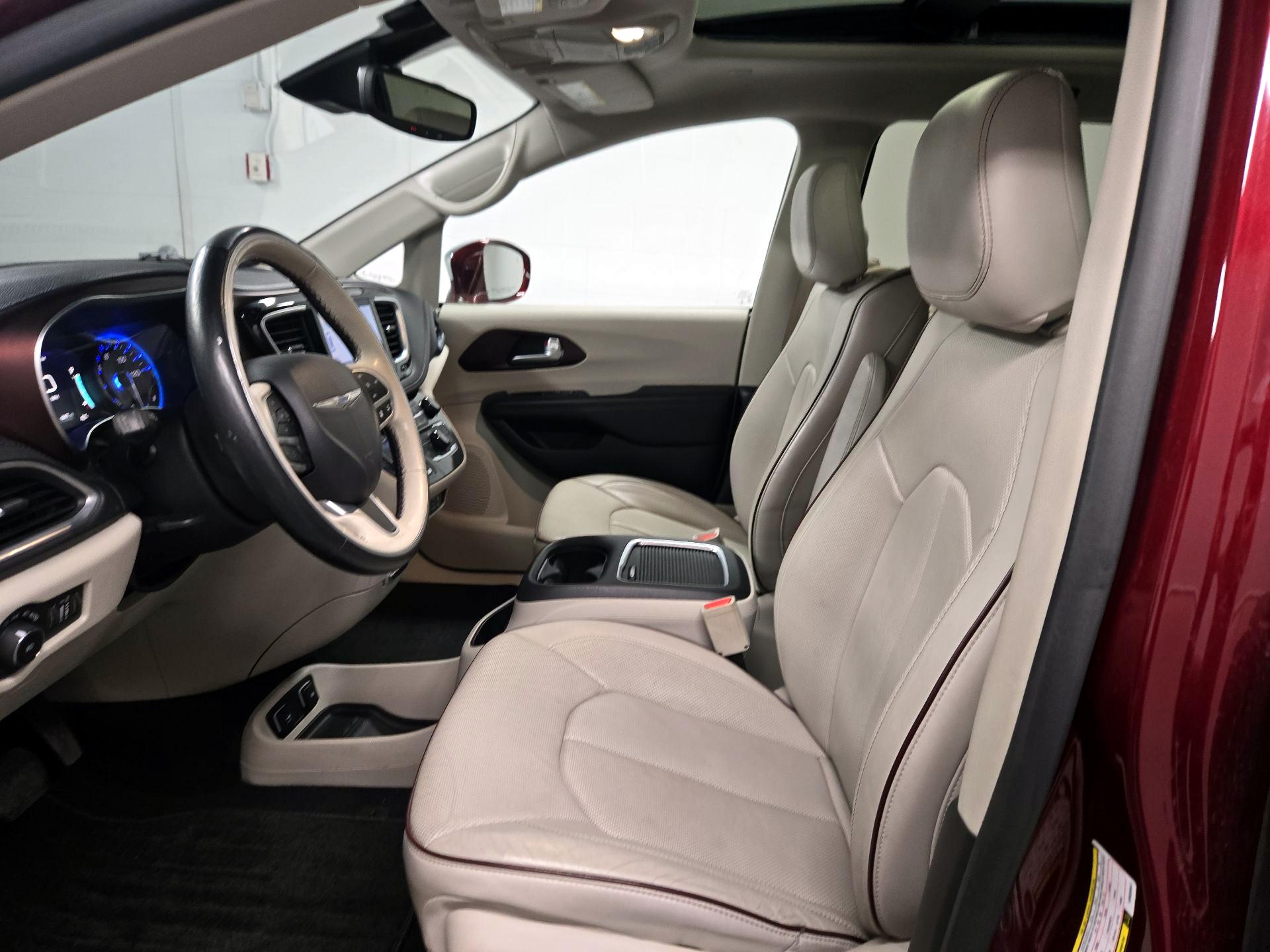 Thumbnail: 2017 Chrysler Pacifica - 11