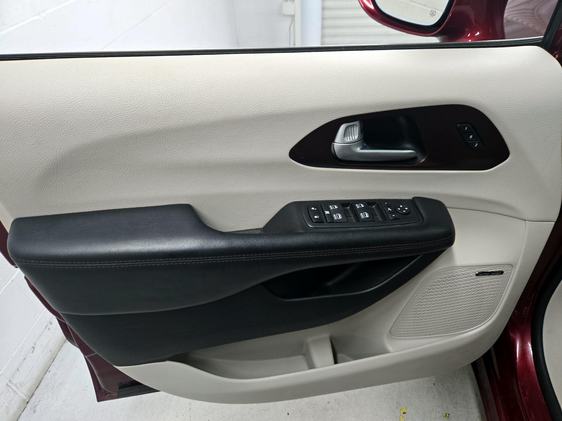 Thumbnail: 2017 Chrysler Pacifica - 12