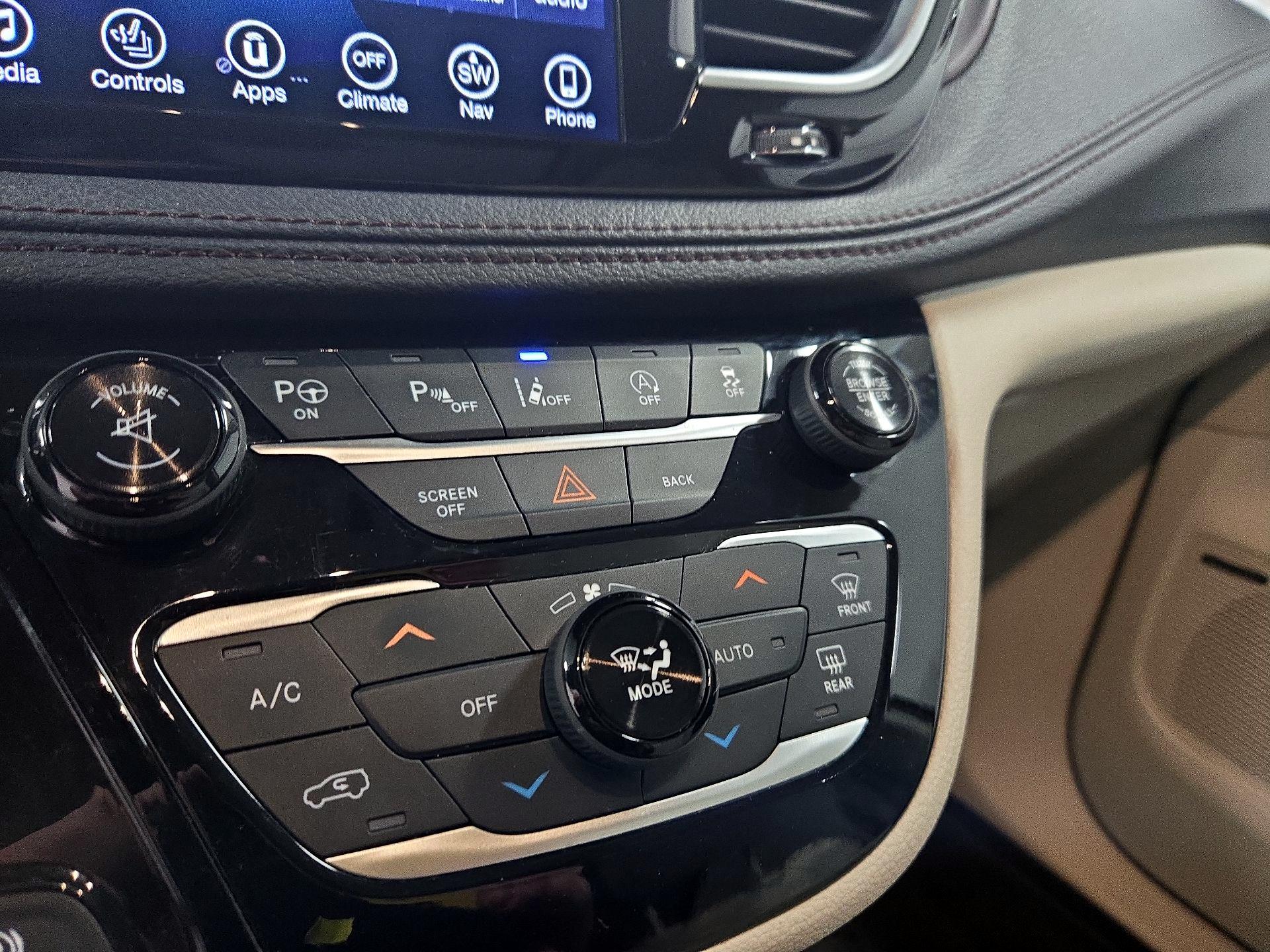 Thumbnail: 2017 Chrysler Pacifica - 17