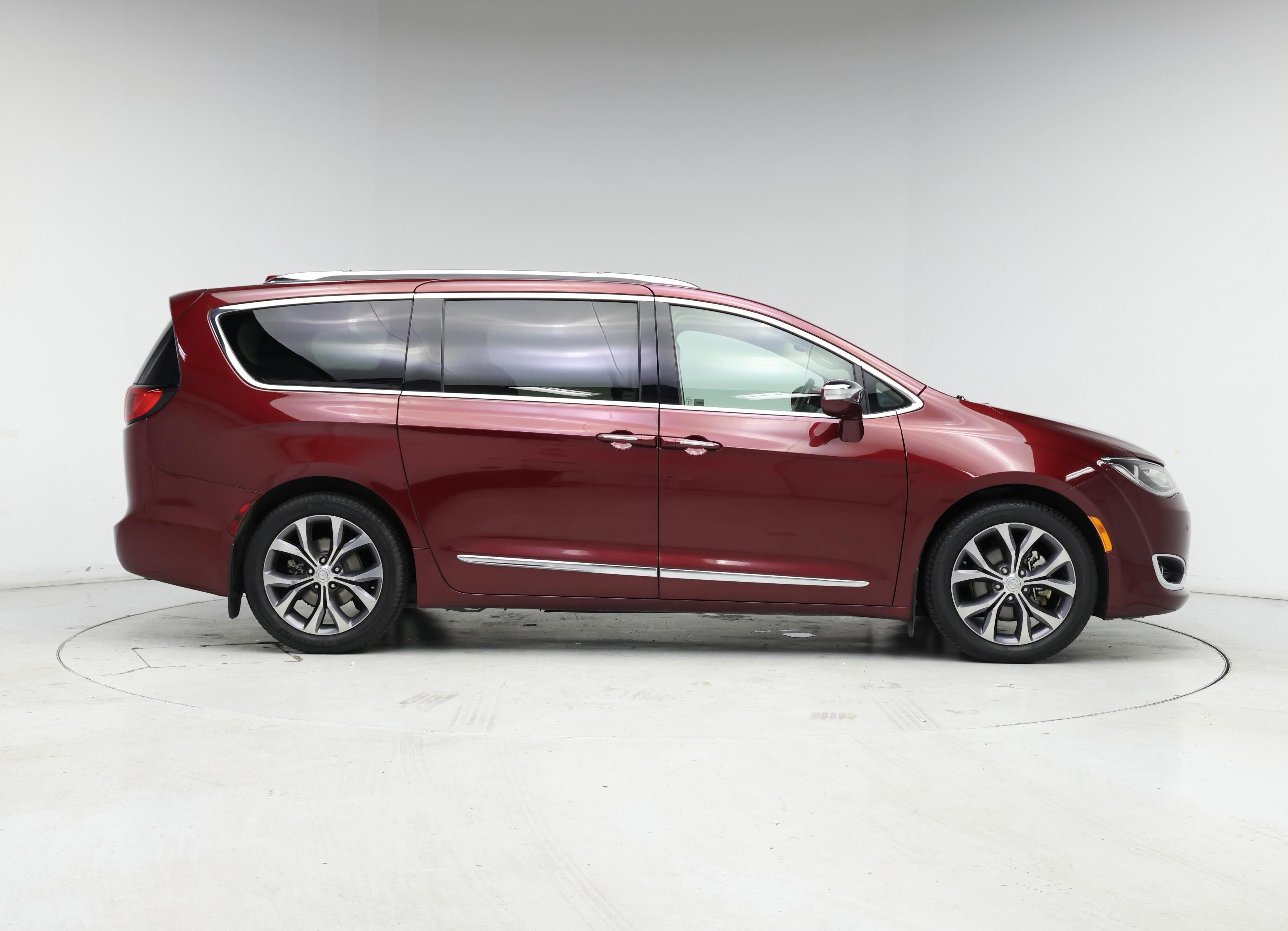 Thumbnail: 2017 Chrysler Pacifica - 7