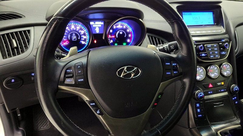 2014 Hyundai Genesis Premium 10