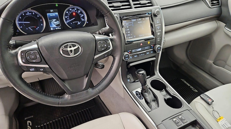 2016 Toyota Camry XLE 9