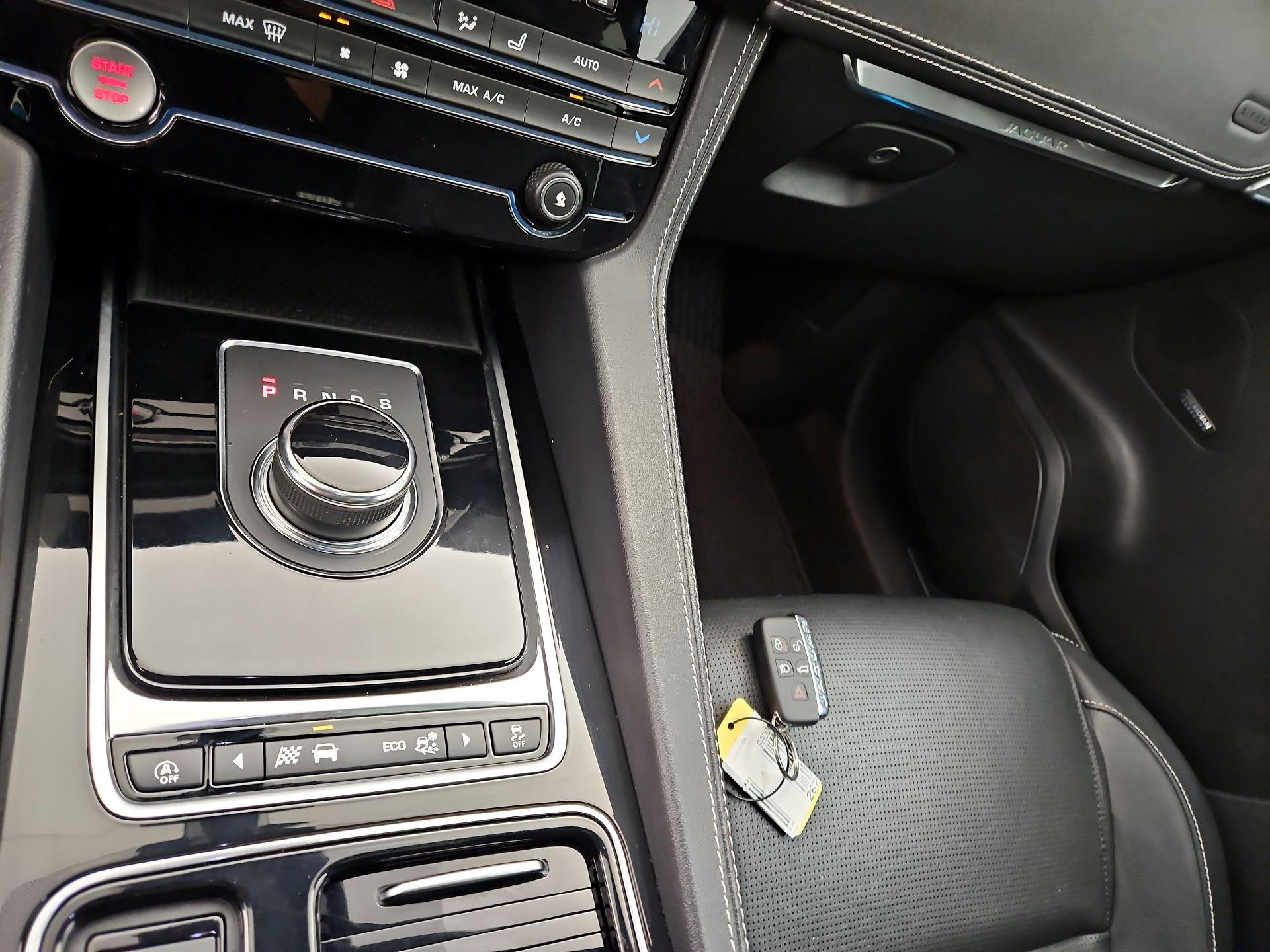 Thumbnail: 2019 Jaguar F-Pace - 18