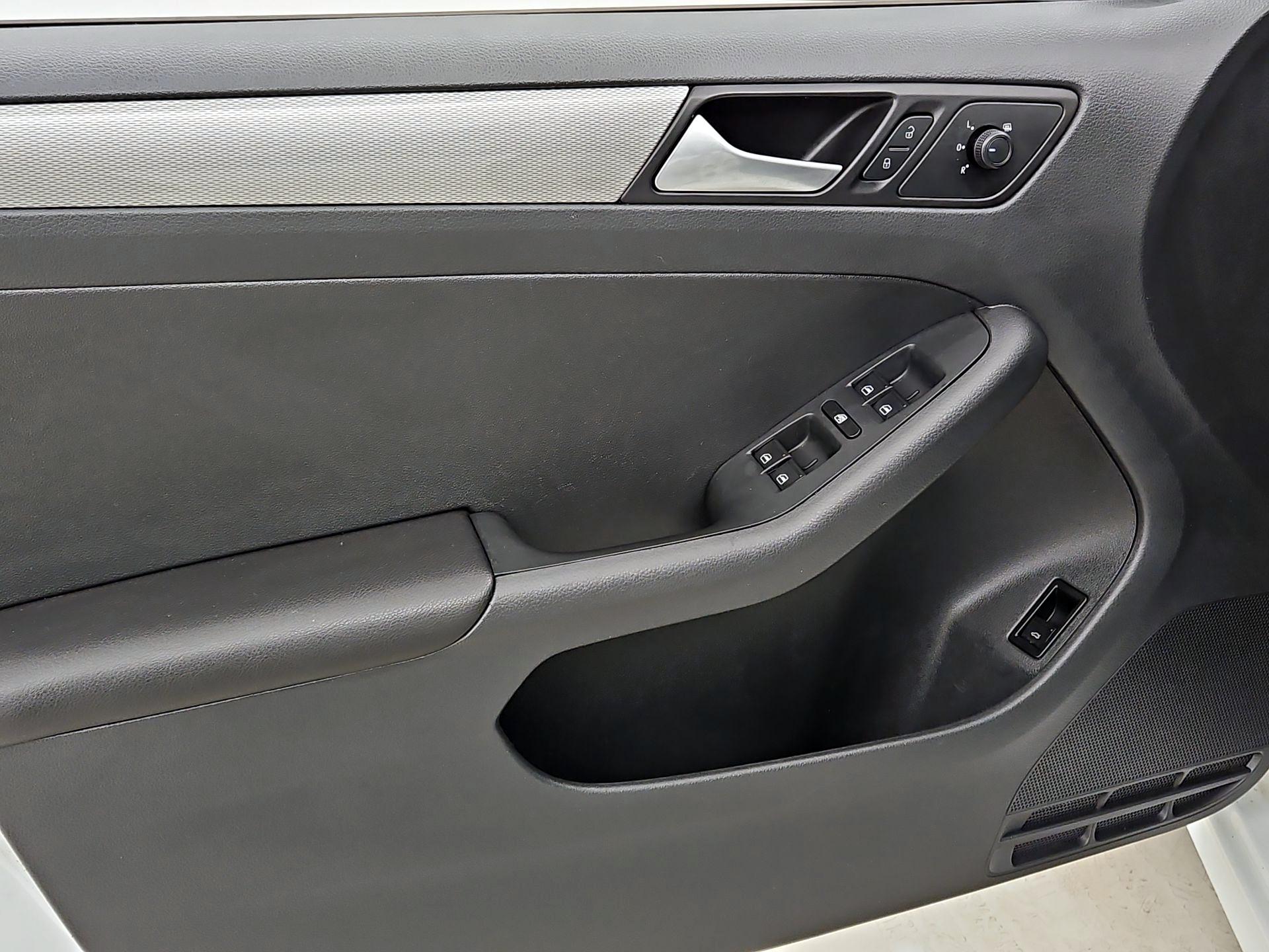 Thumbnail: 2017 Volkswagen Jetta - 12