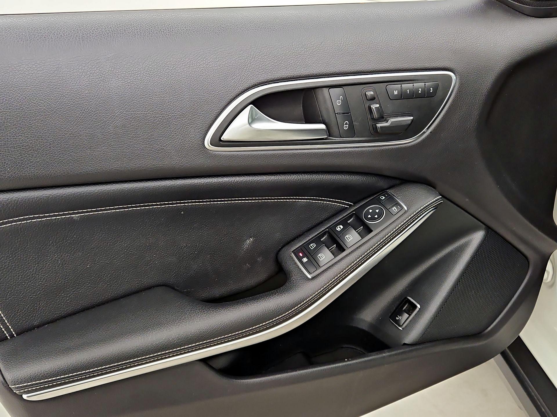 Thumbnail: 2016 Mercedes-Benz GLA - 12