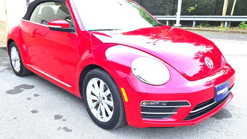 2019 Volkswagen Beetle SE Hero Image