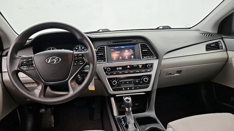 2016 Hyundai Sonata SE 9