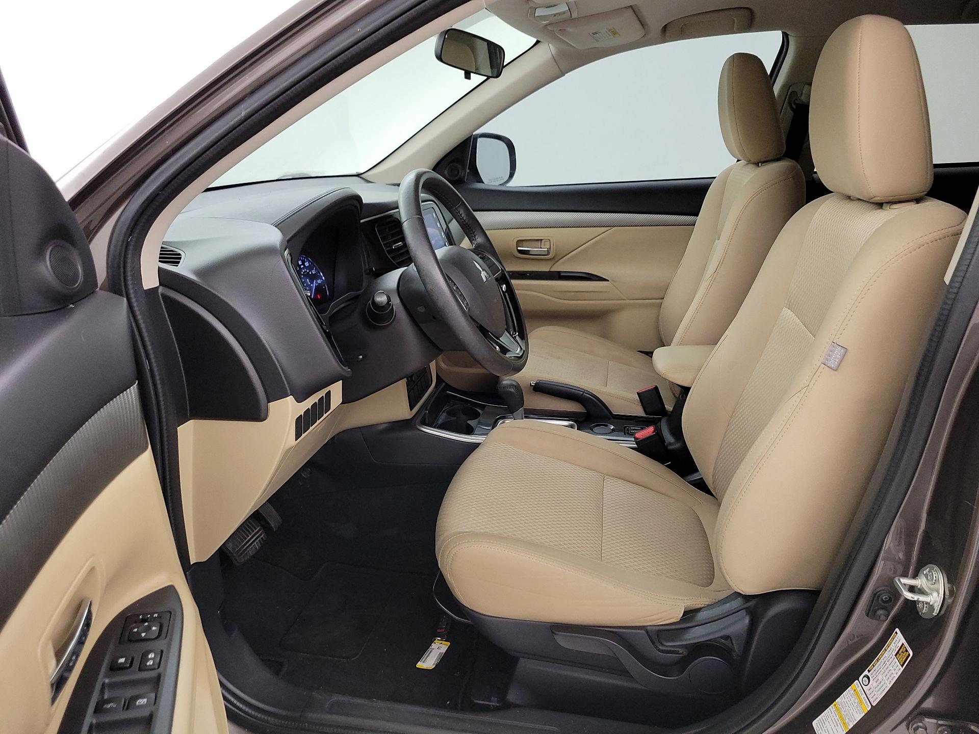 Thumbnail: 2017 Mitsubishi Outlander - 11