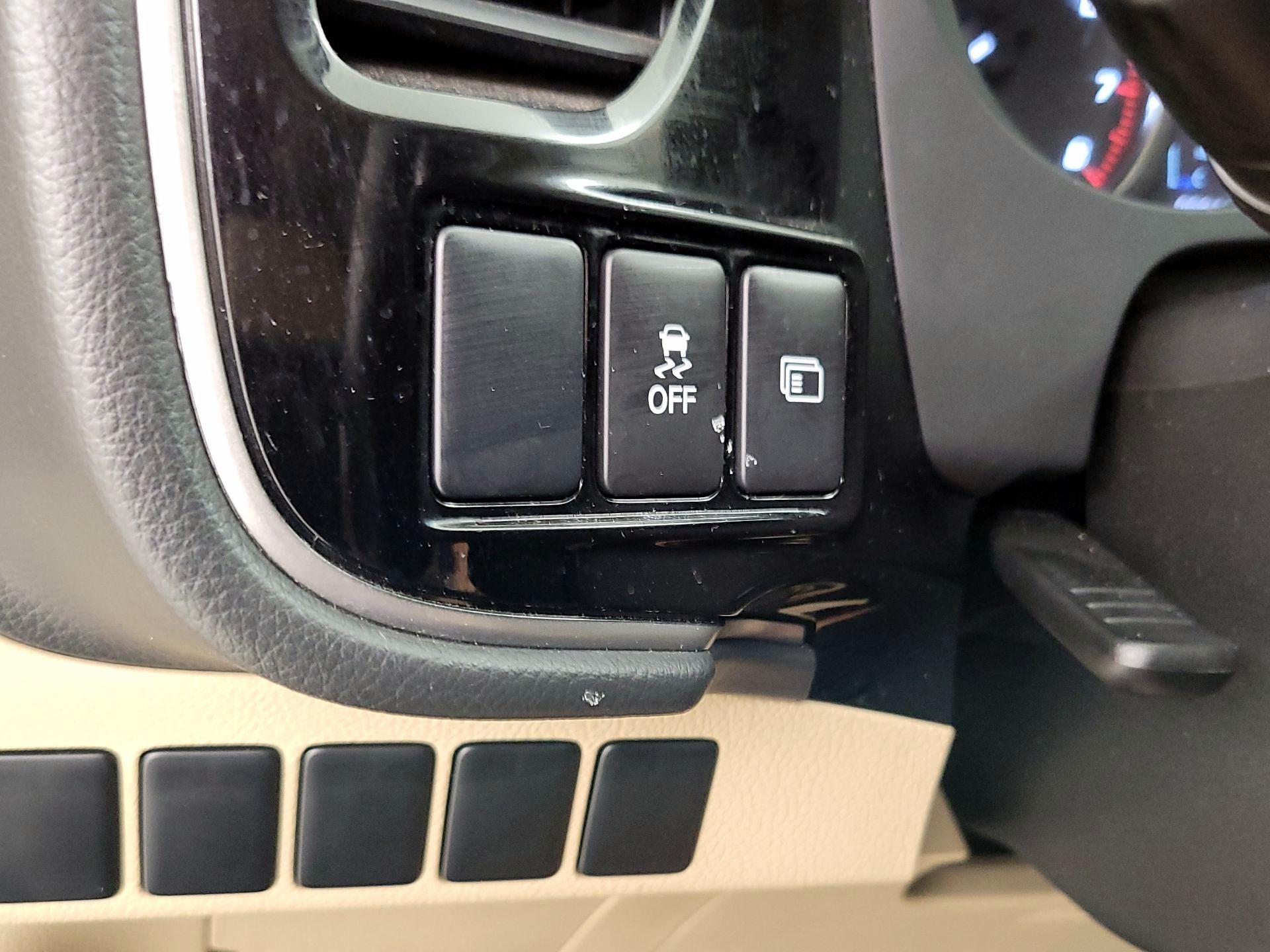 Thumbnail: 2017 Mitsubishi Outlander - 13