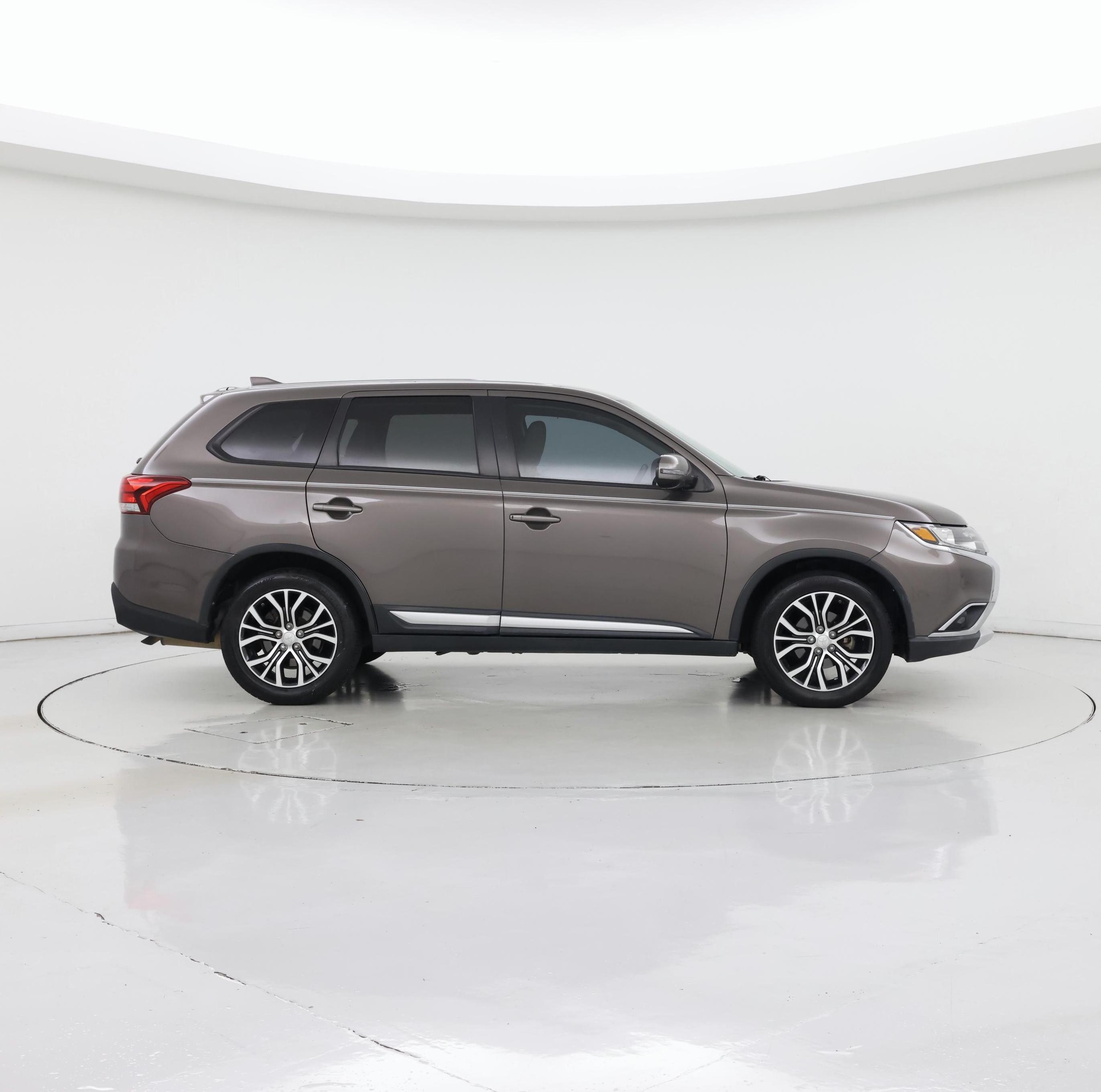 Thumbnail: 2017 Mitsubishi Outlander - 7