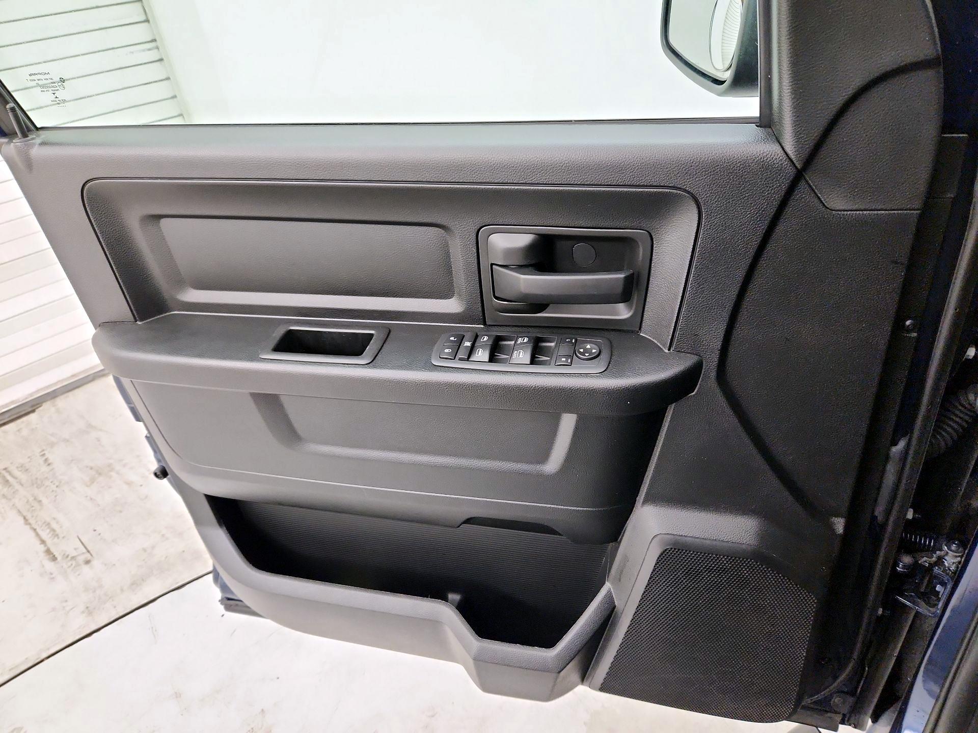 Thumbnail: 2020 RAM 1500 Classic - 12