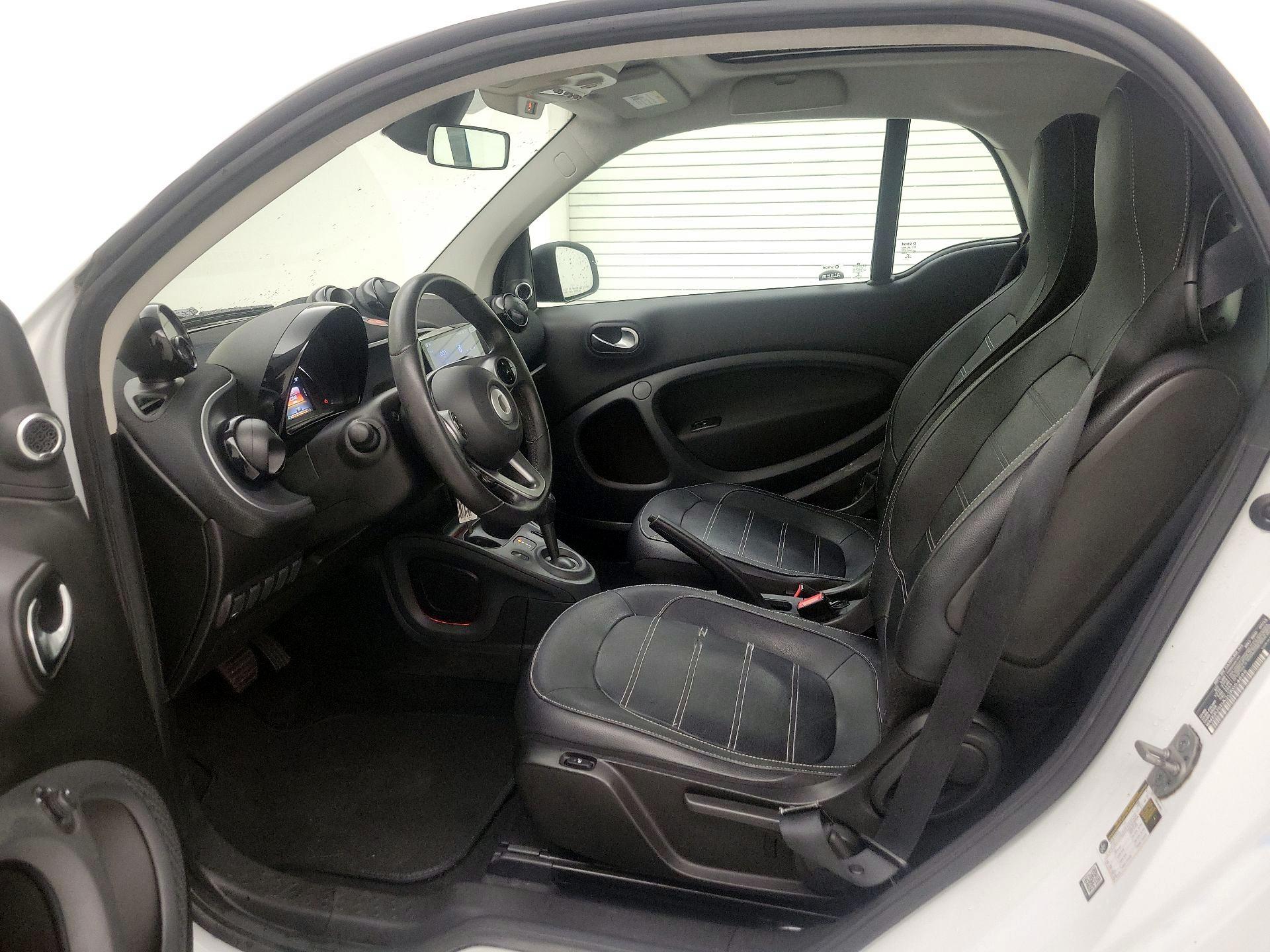 Thumbnail: 2016 smart fortwo - 11
