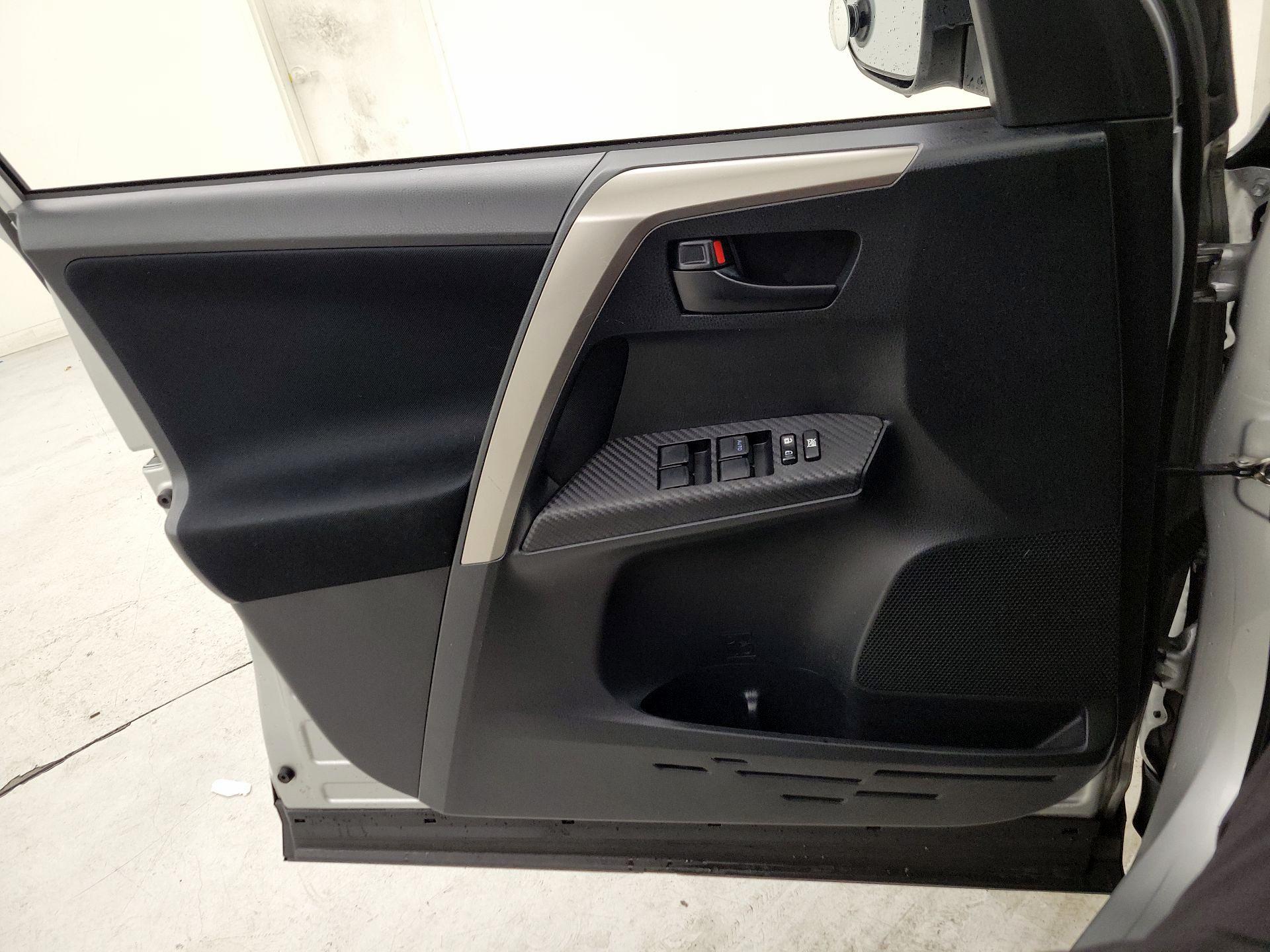 Thumbnail: 2015 Toyota RAV4 - 12