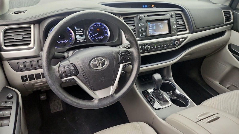 2019 Toyota Highlander LE 9