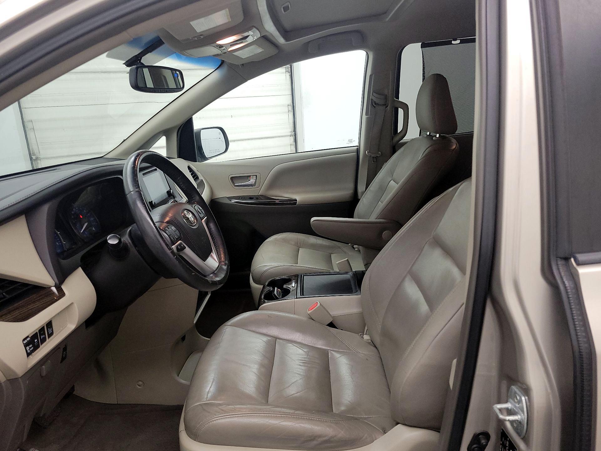 Thumbnail: 2017 Toyota Sienna - 11