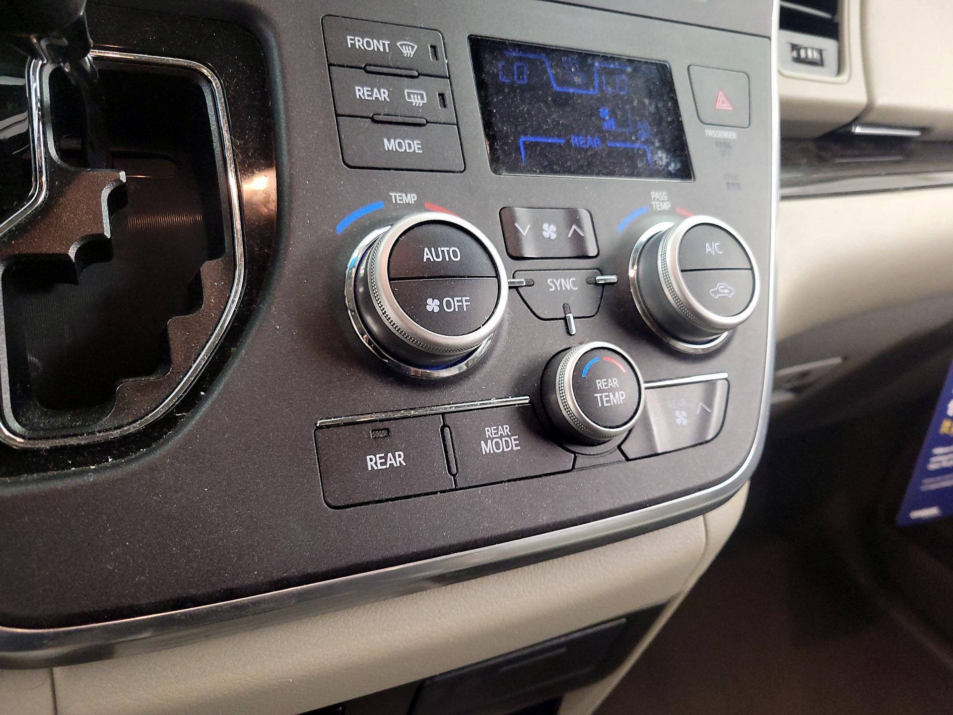 Thumbnail: 2017 Toyota Sienna - 14