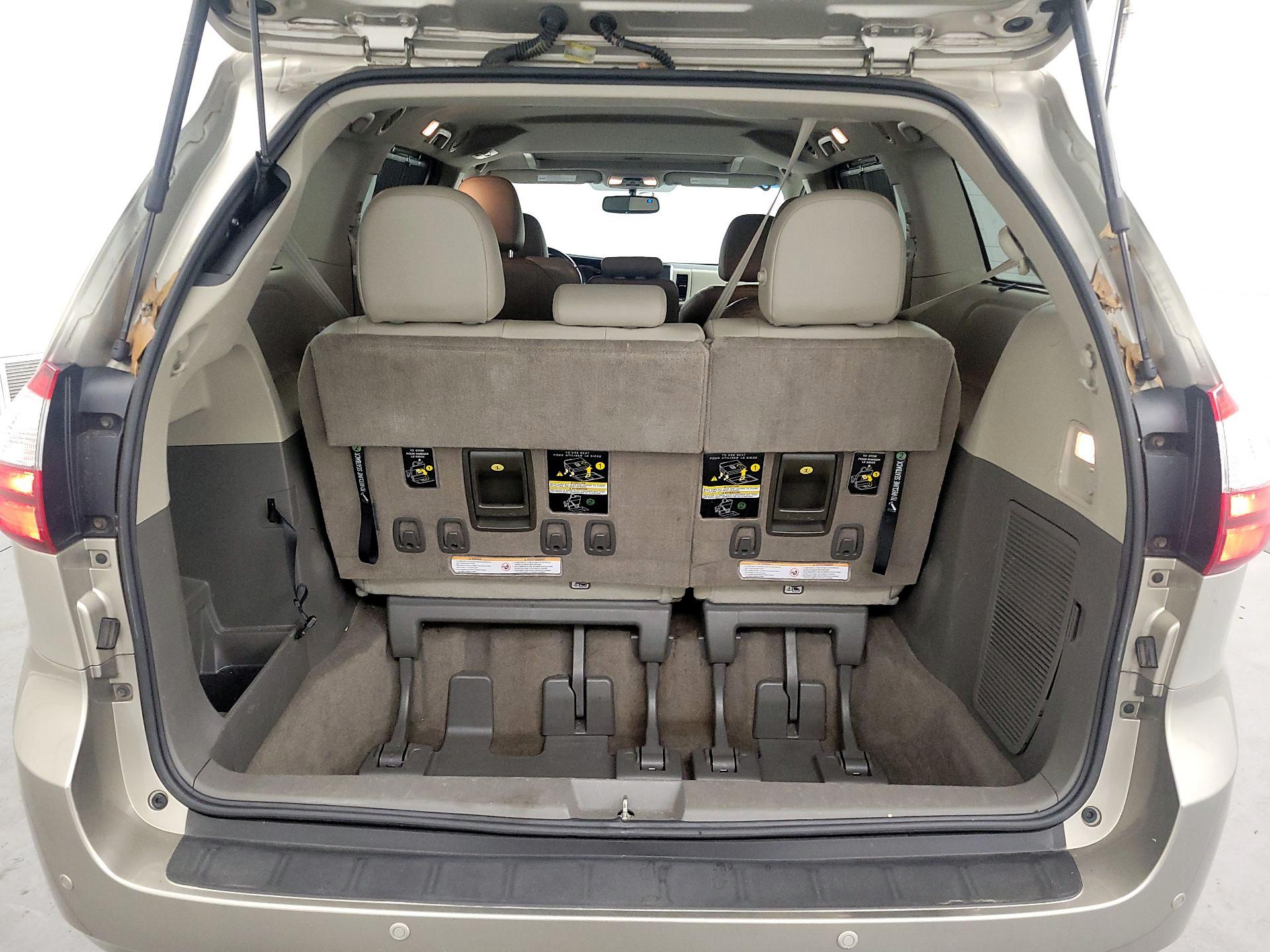 Thumbnail: 2017 Toyota Sienna - 16