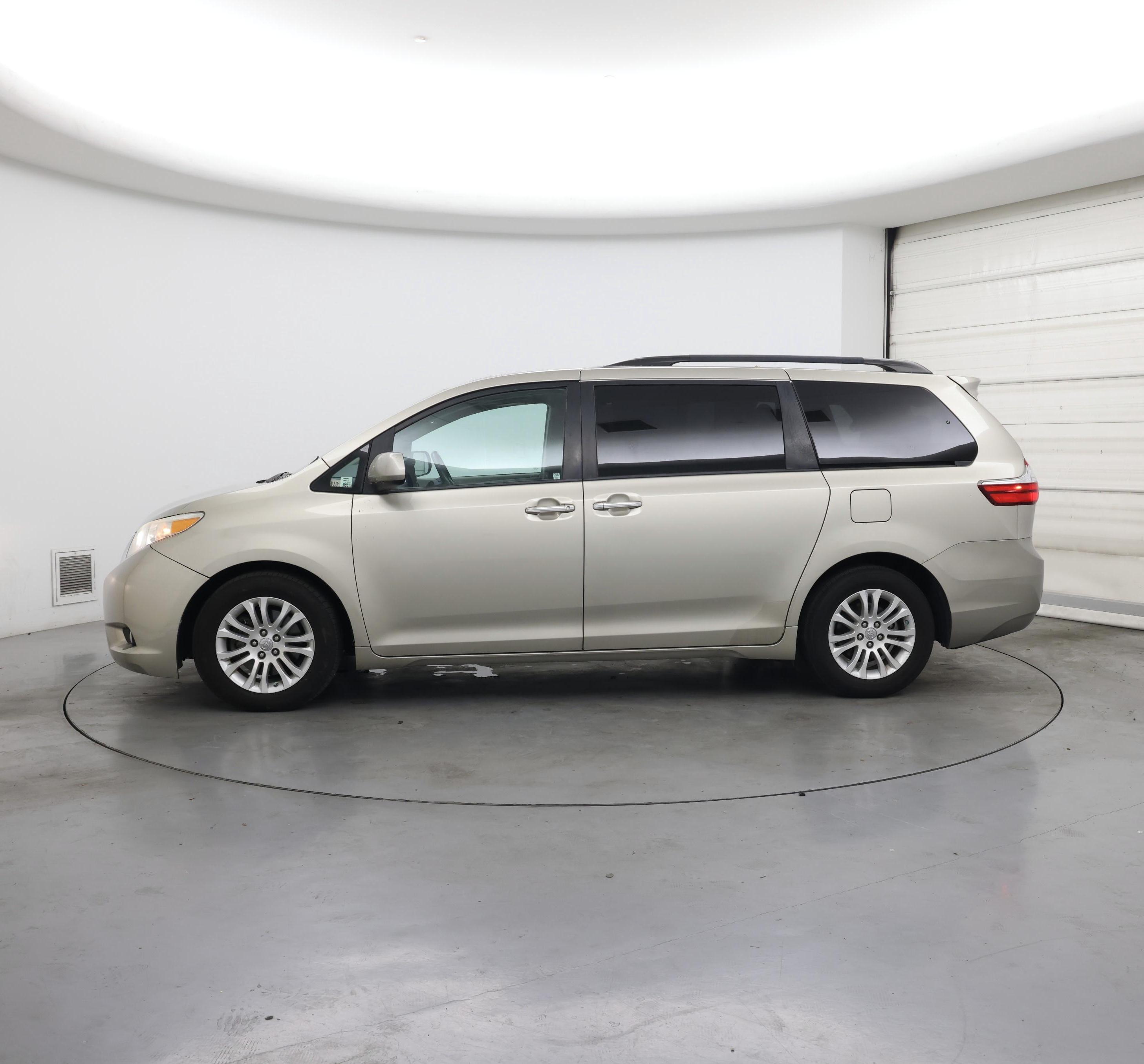 Thumbnail: 2017 Toyota Sienna - 3