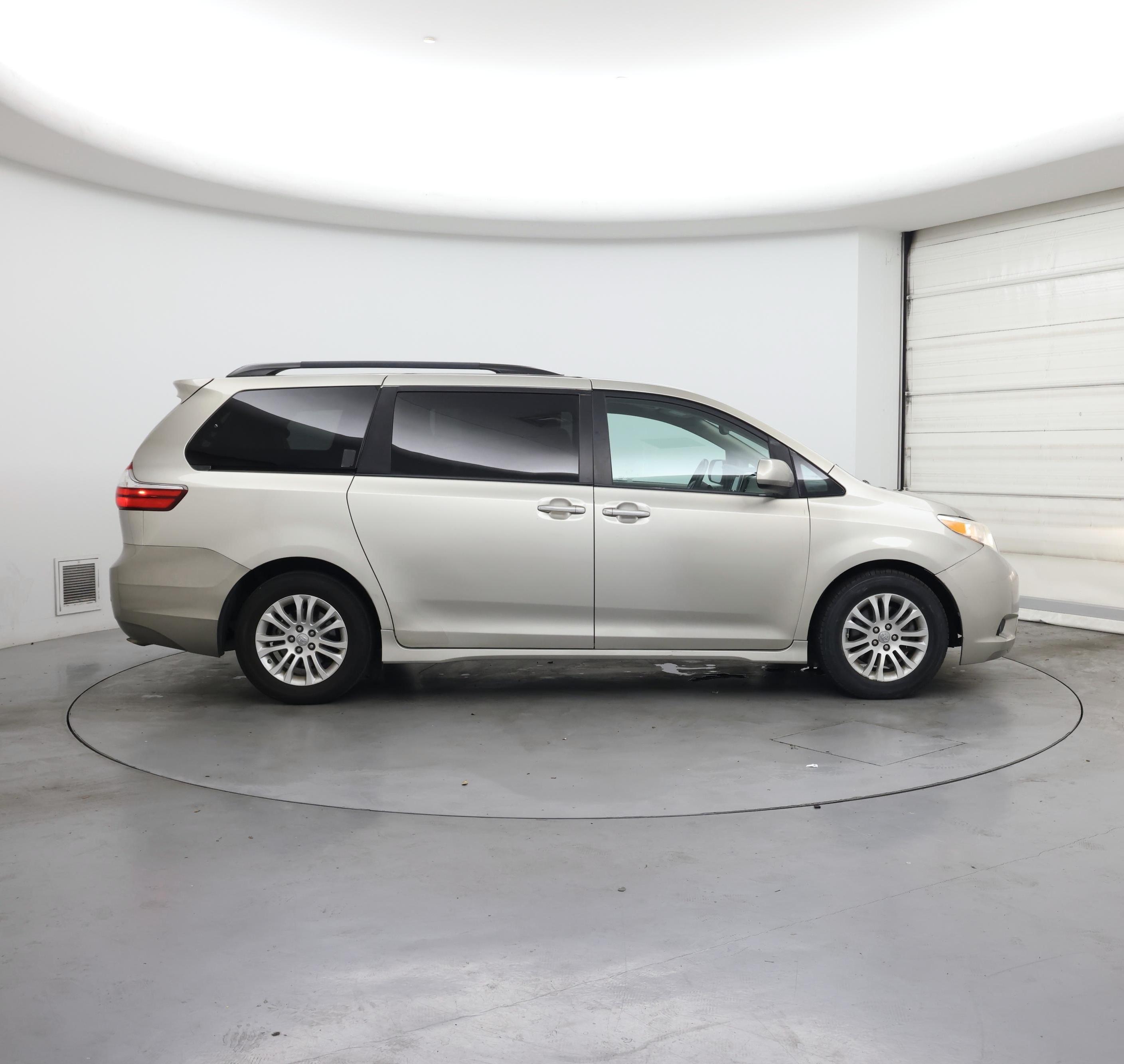 Thumbnail: 2017 Toyota Sienna - 7