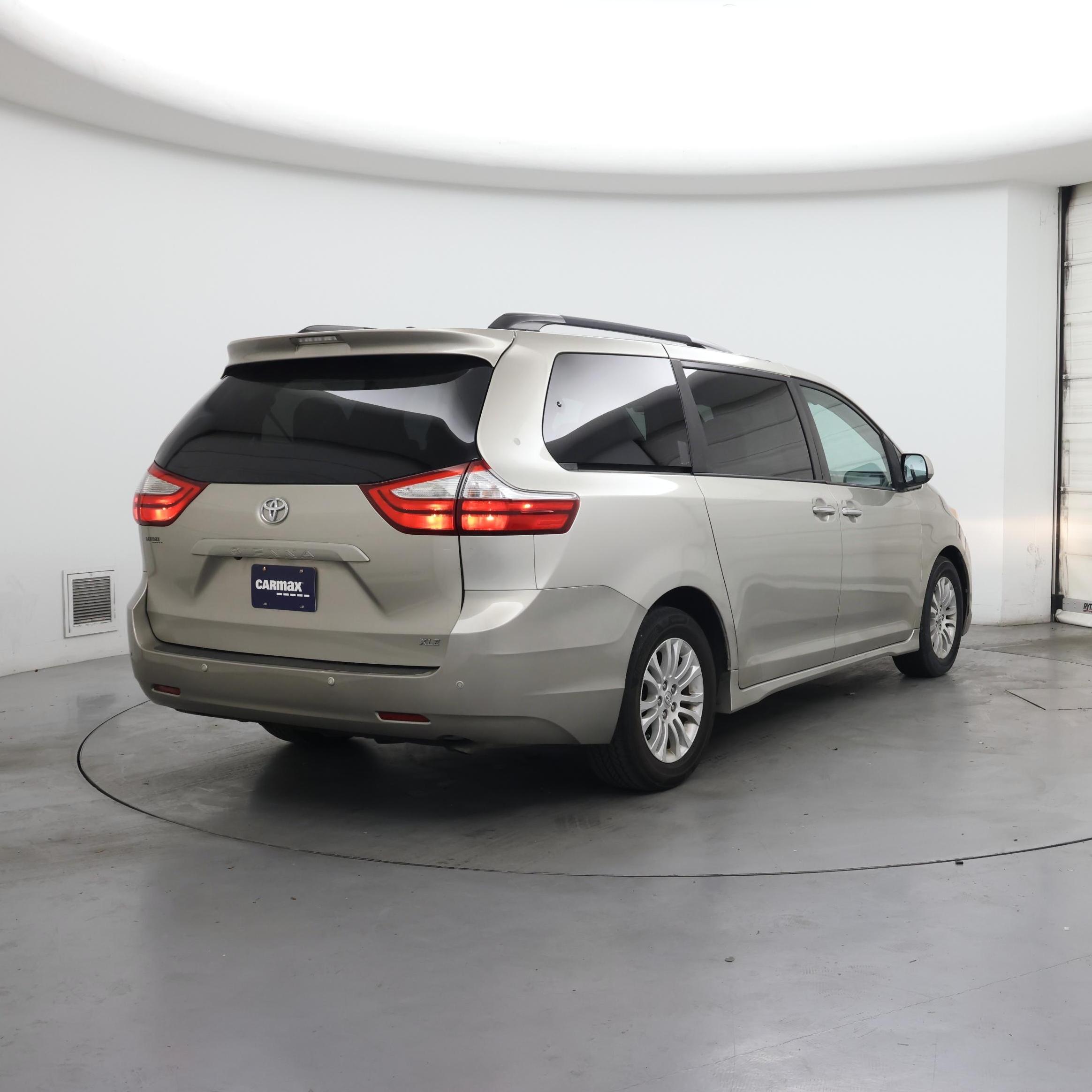 Thumbnail: 2017 Toyota Sienna - 8