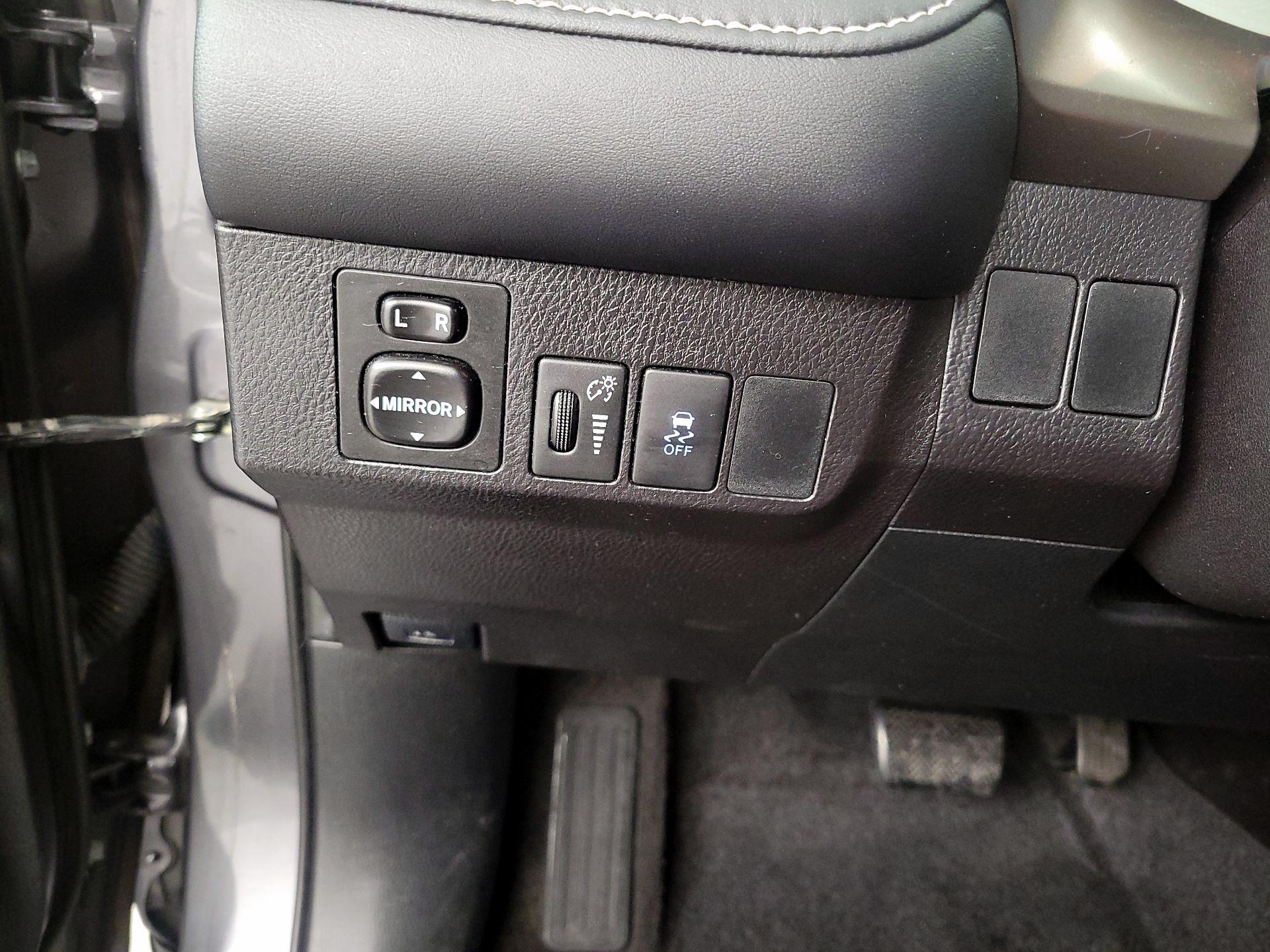 Thumbnail: 2015 Toyota RAV4 - 11