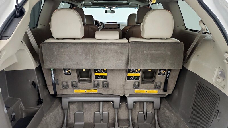 2014 Toyota Sienna XLE 23