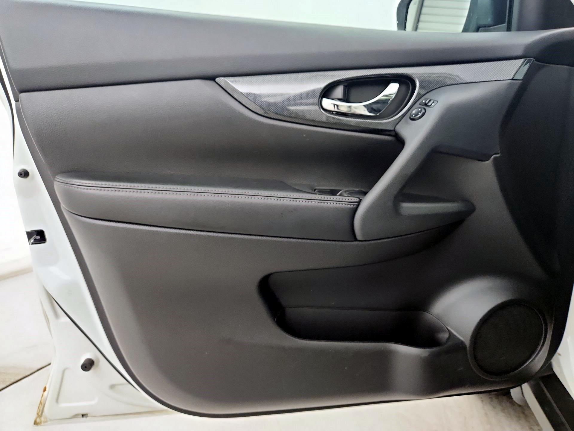 Thumbnail: 2015 Nissan Rogue - 12