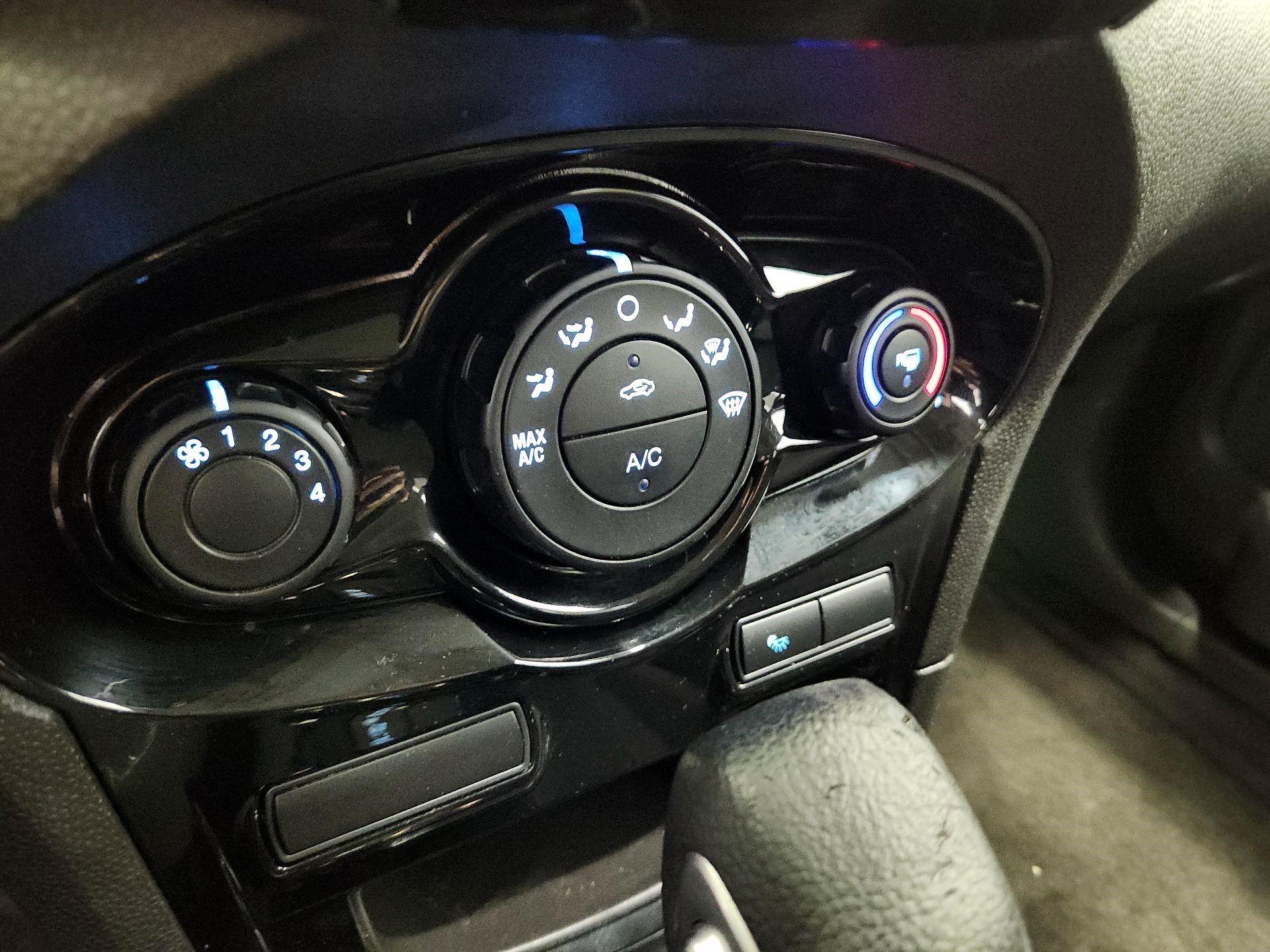 Thumbnail: 2015 Ford Fiesta - 15