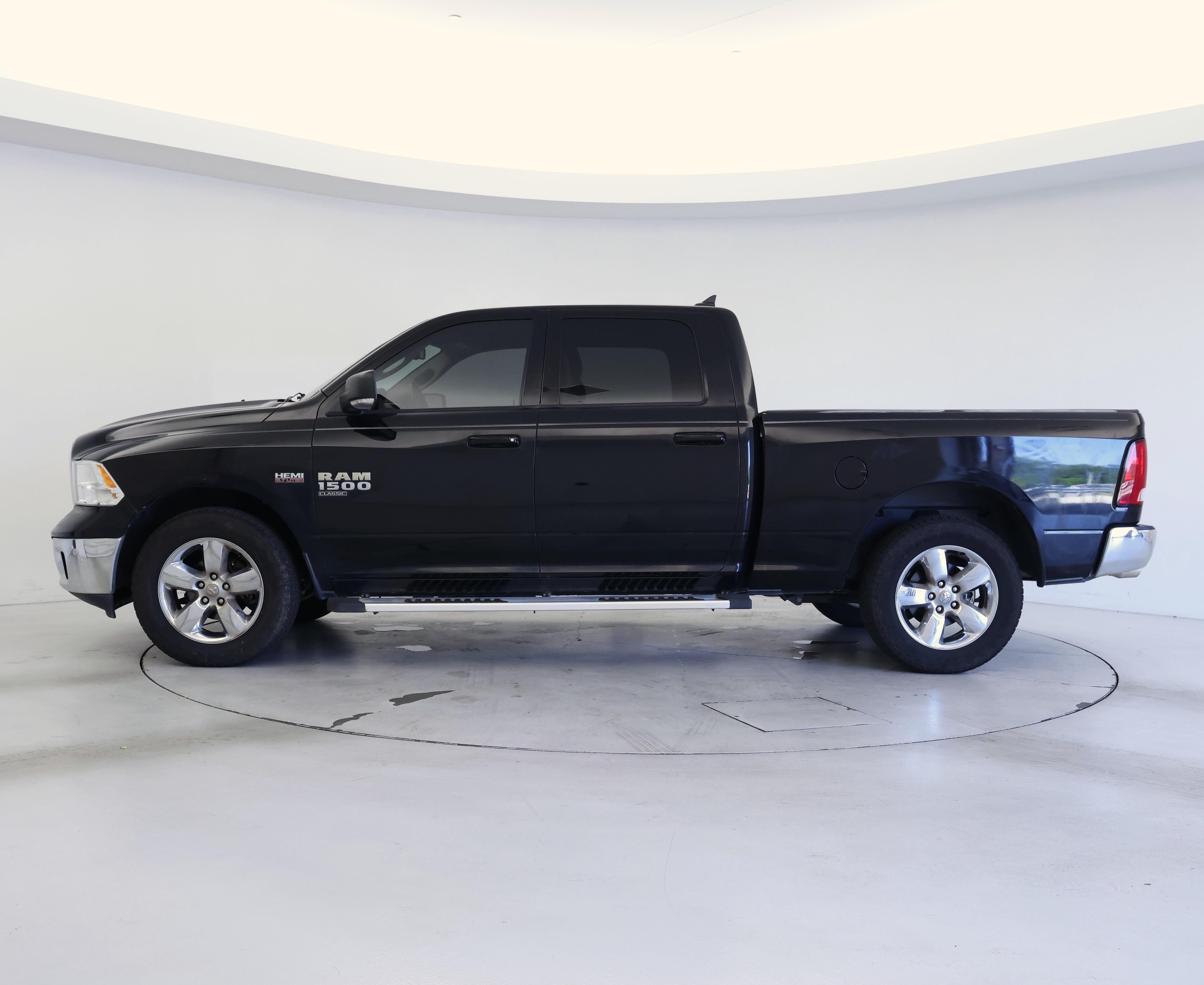 Thumbnail: 2019 RAM 1500 Classic - 3