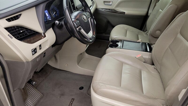 2015 Toyota Sienna XLE 11